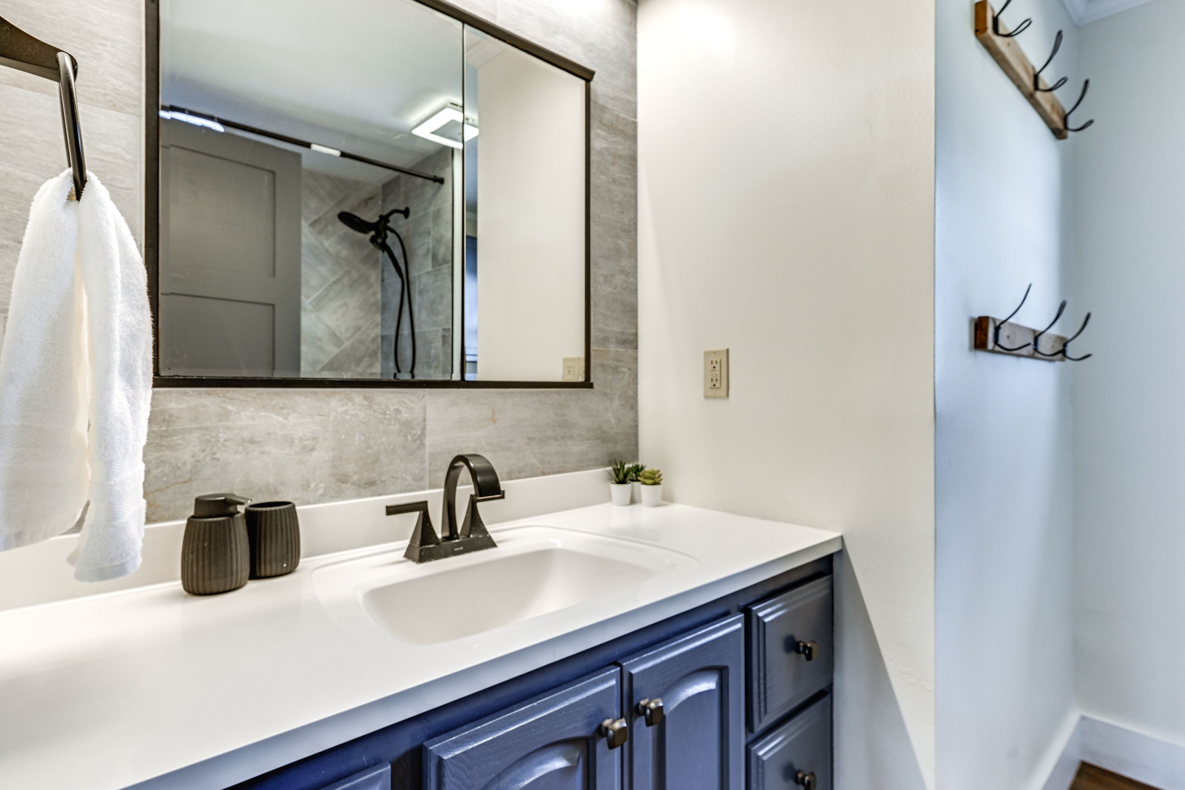 Full Bathroom | Main Level | Towels Provided