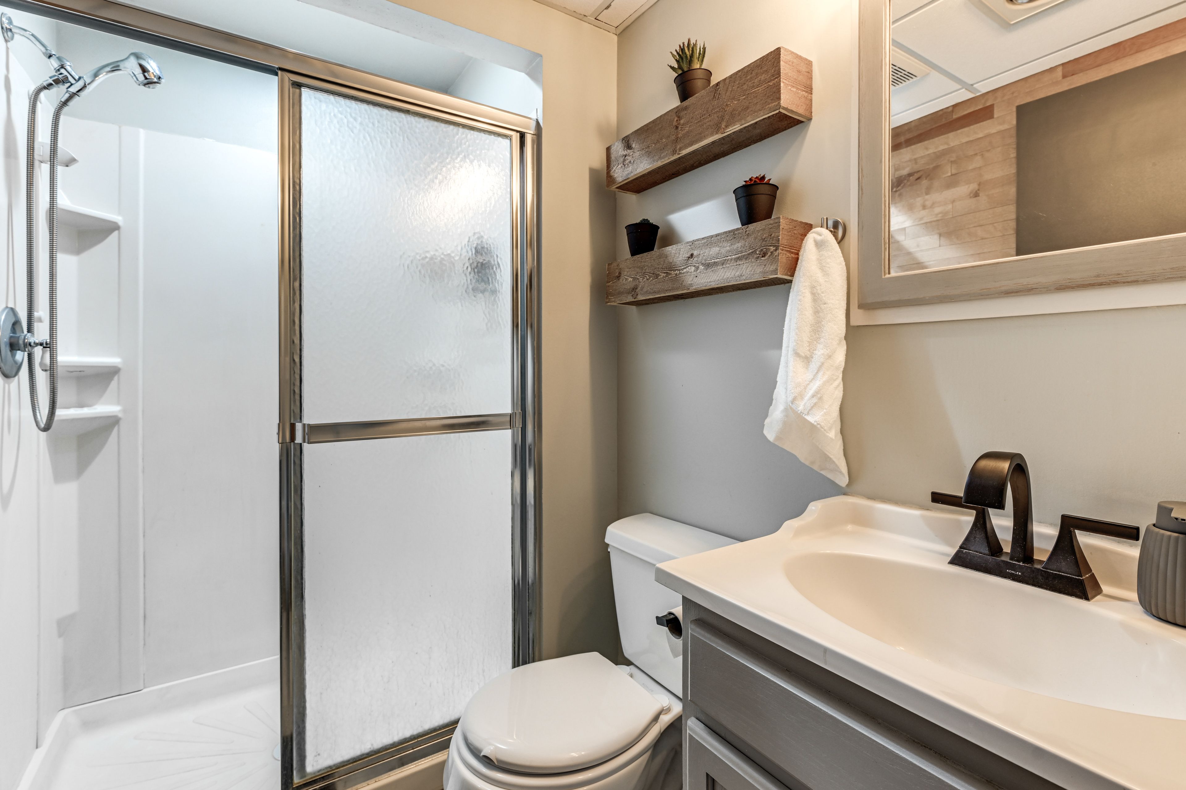 Full Bathroom | Lower Level | Towels Provided