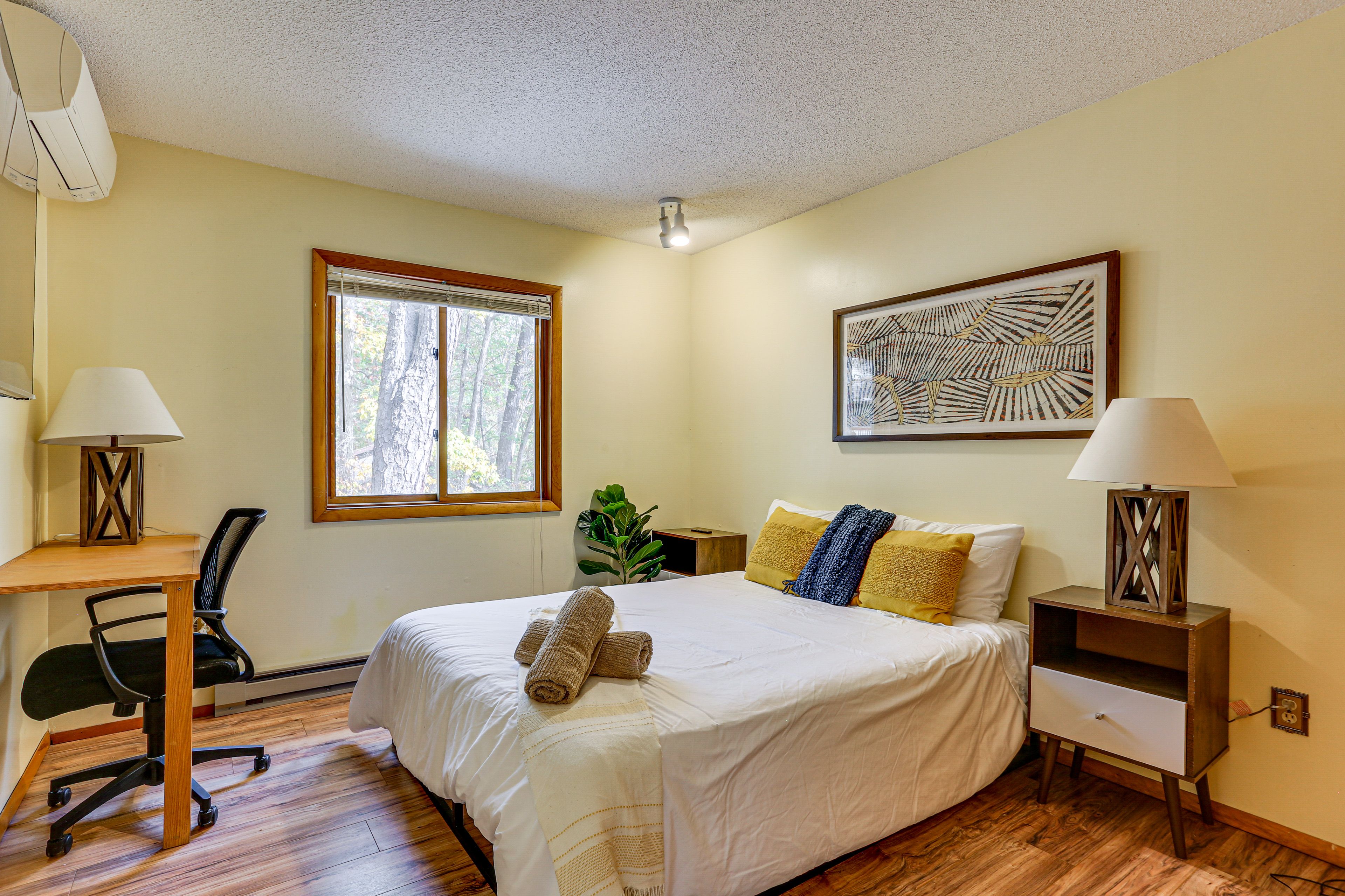 Bedroom 2 | Queen Bed | 1st Floor