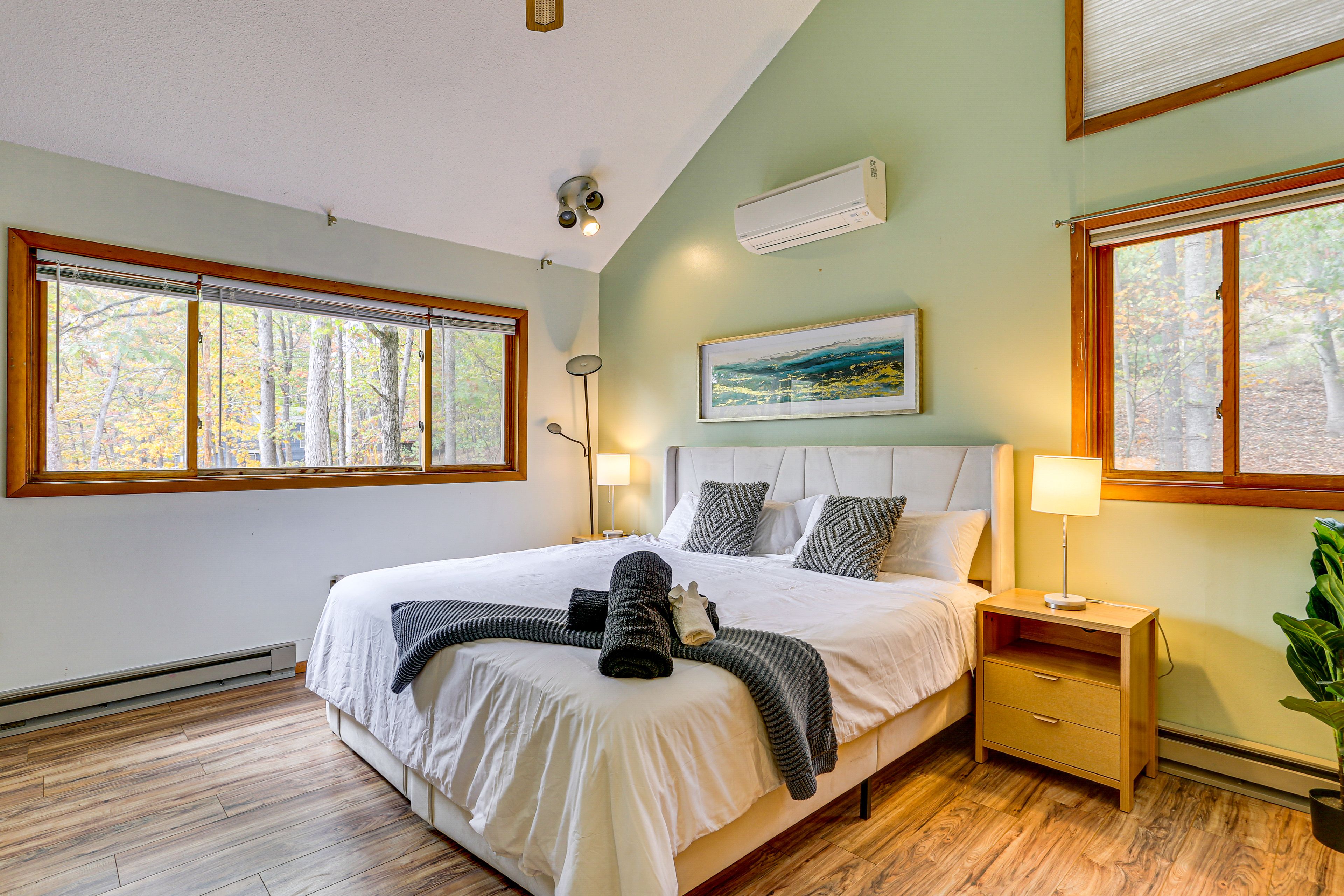 Bedroom 1 | King Bed | 1st Floor