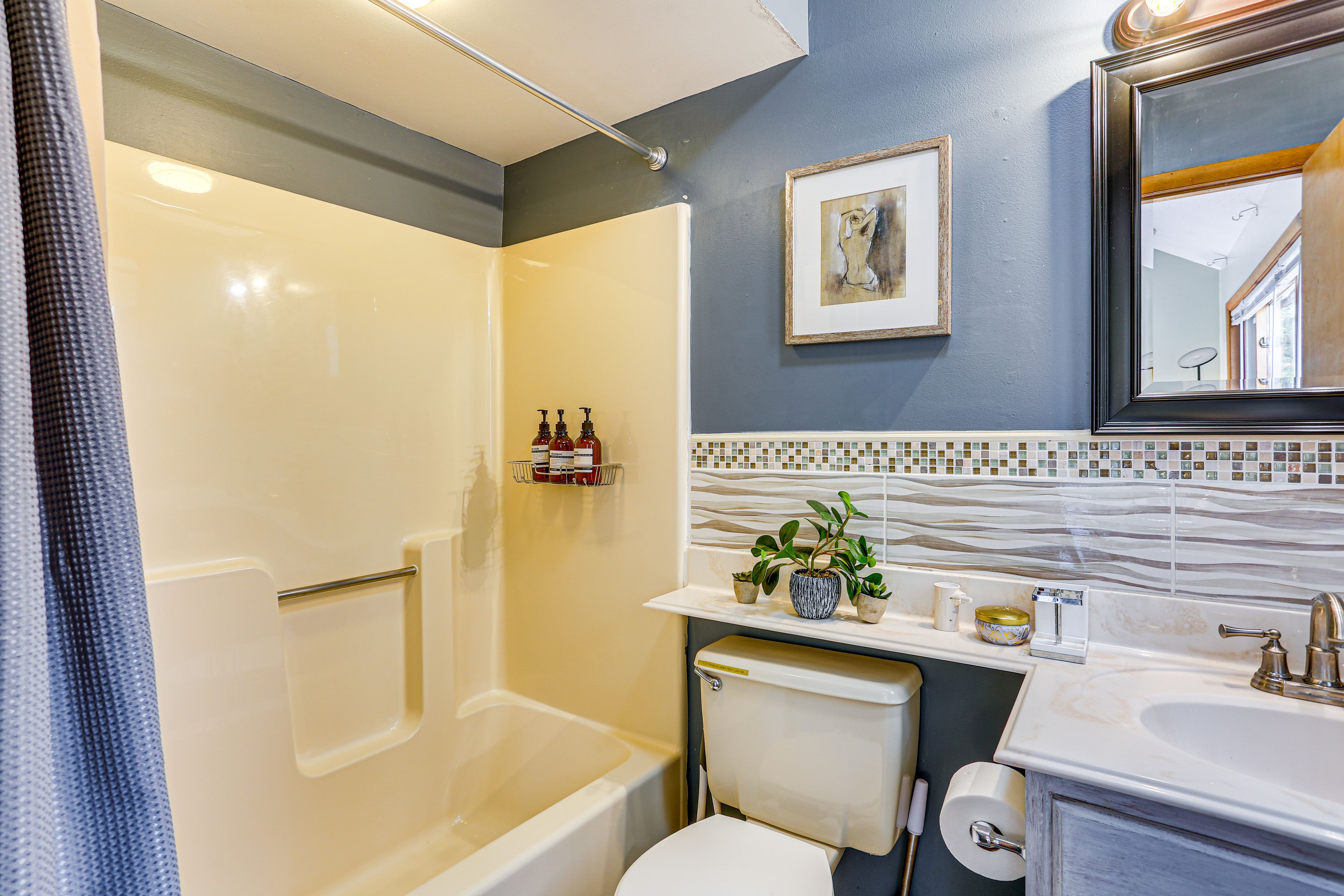En-Suite Bathroom | Towels Provided | 1st Floor