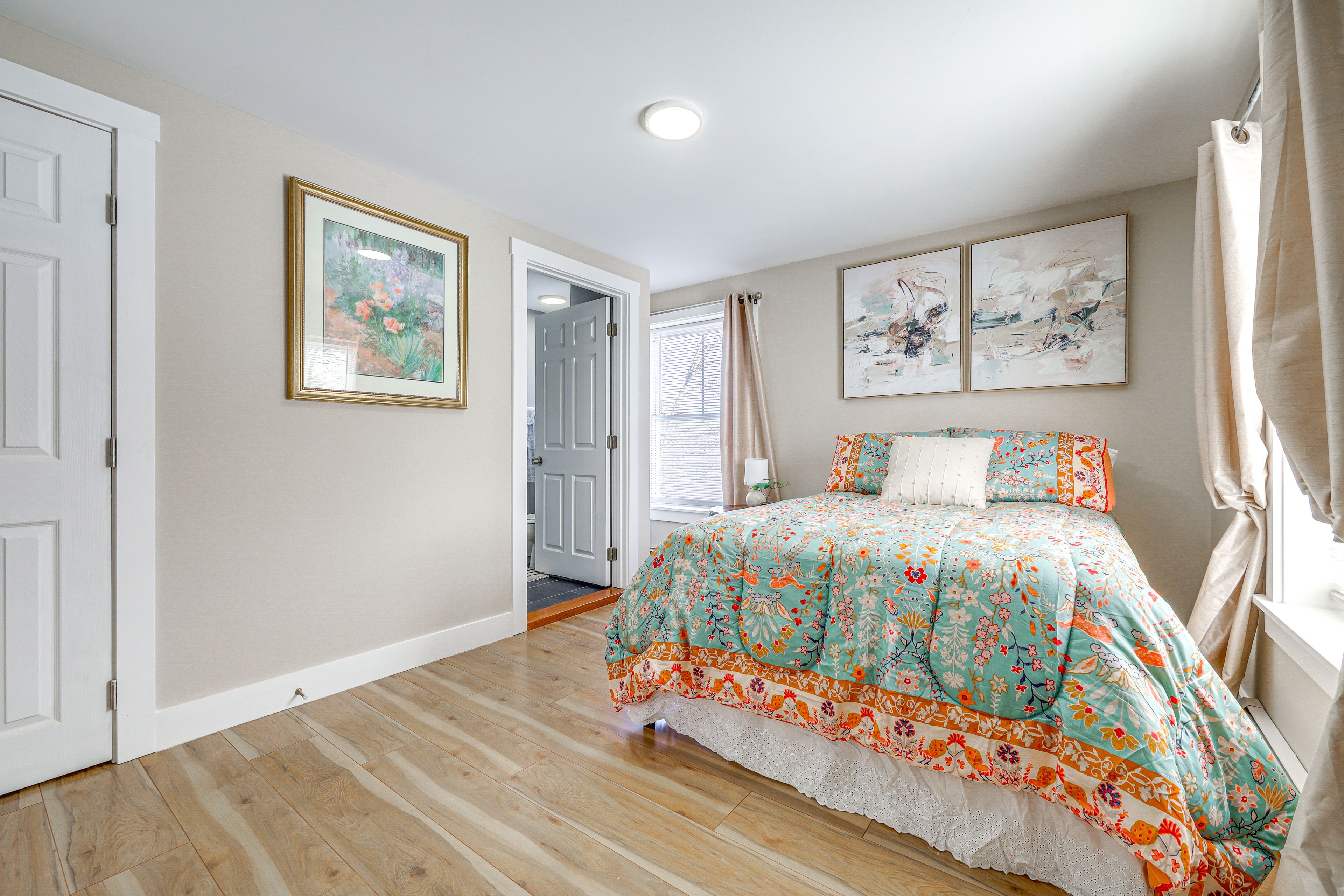 Bedroom 1 | Queen Bed | 1st Floor | En-Suite Bathroom