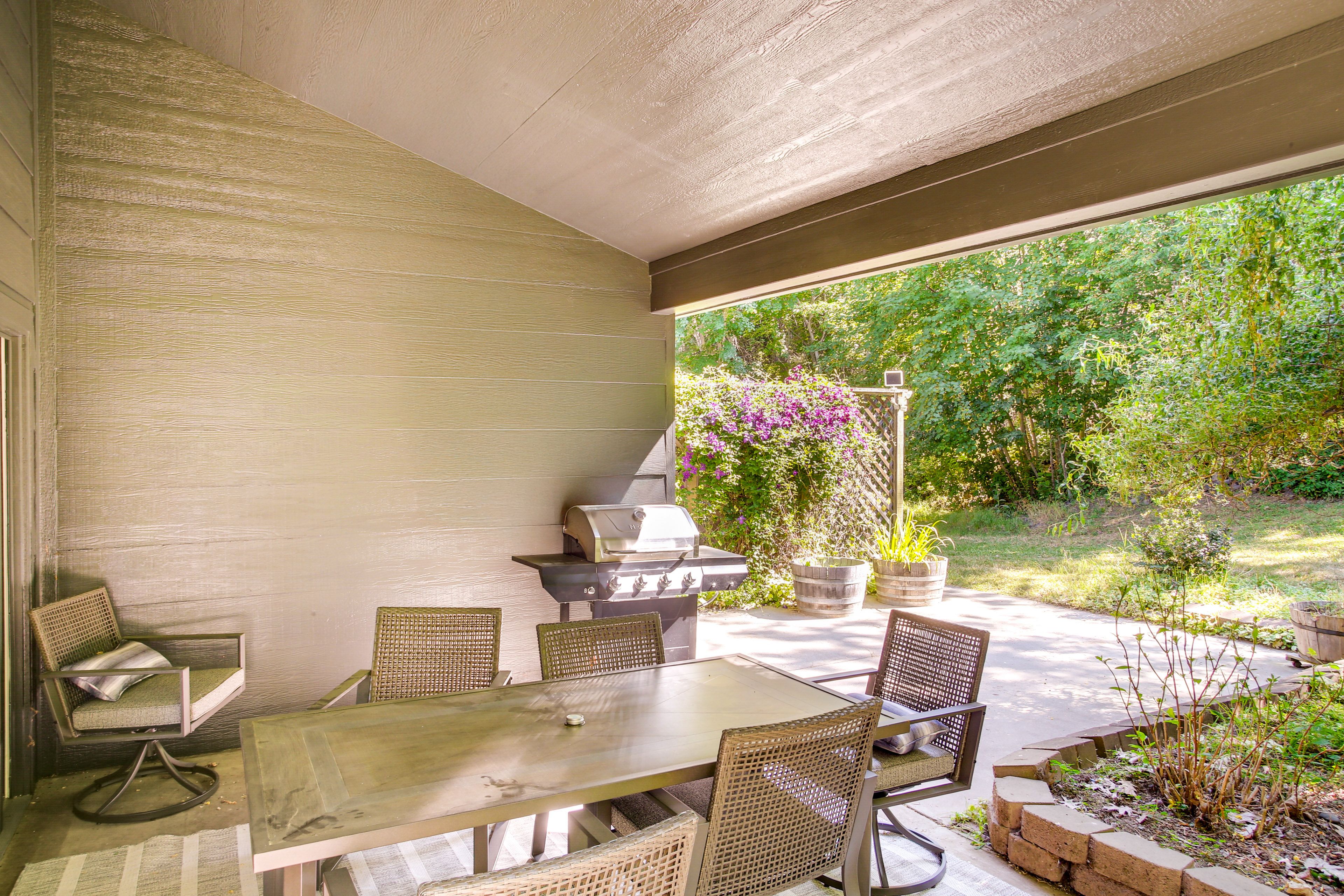 Patio | Gas Grill | Outdoor Dining