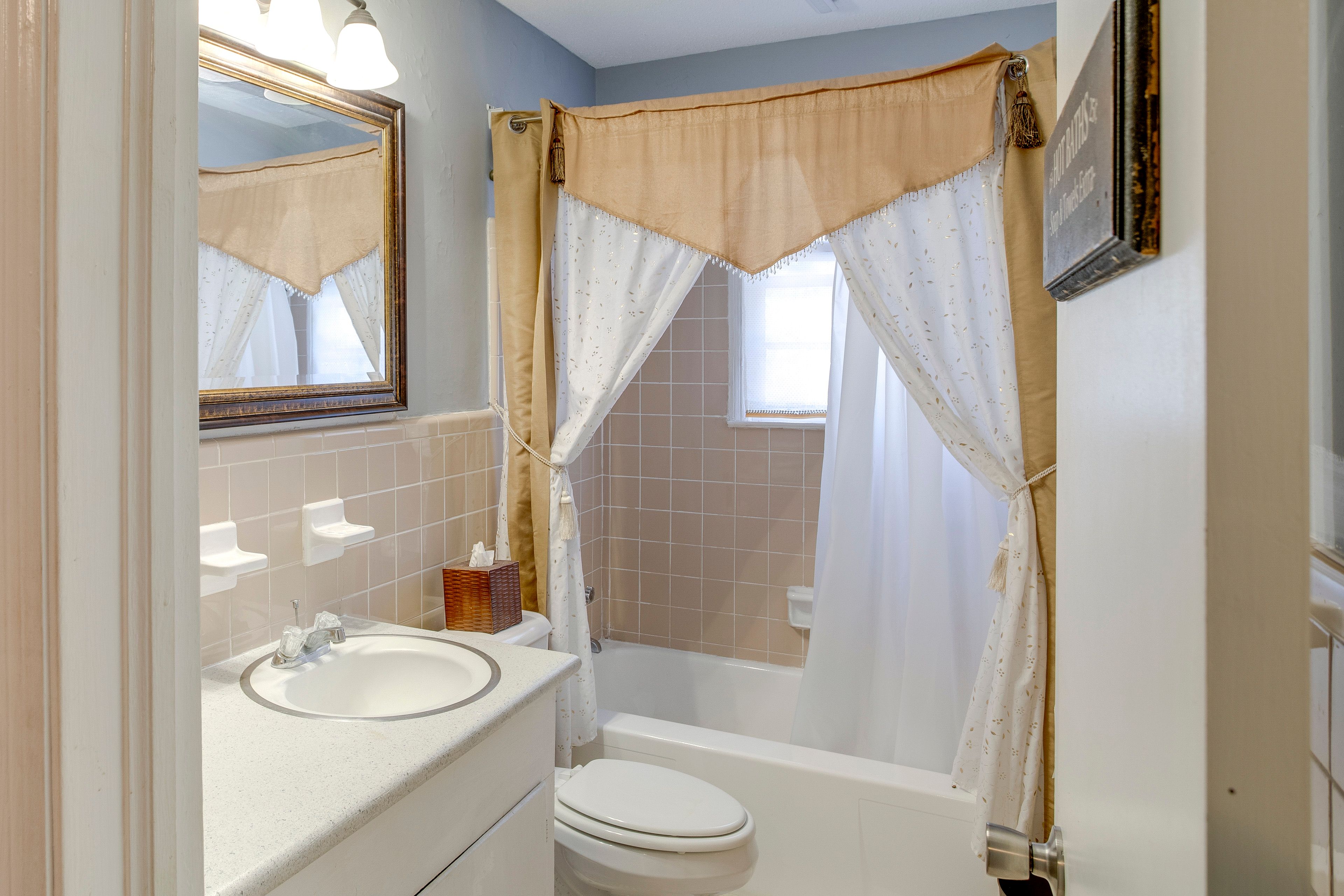 Full Bathroom | 2nd Floor