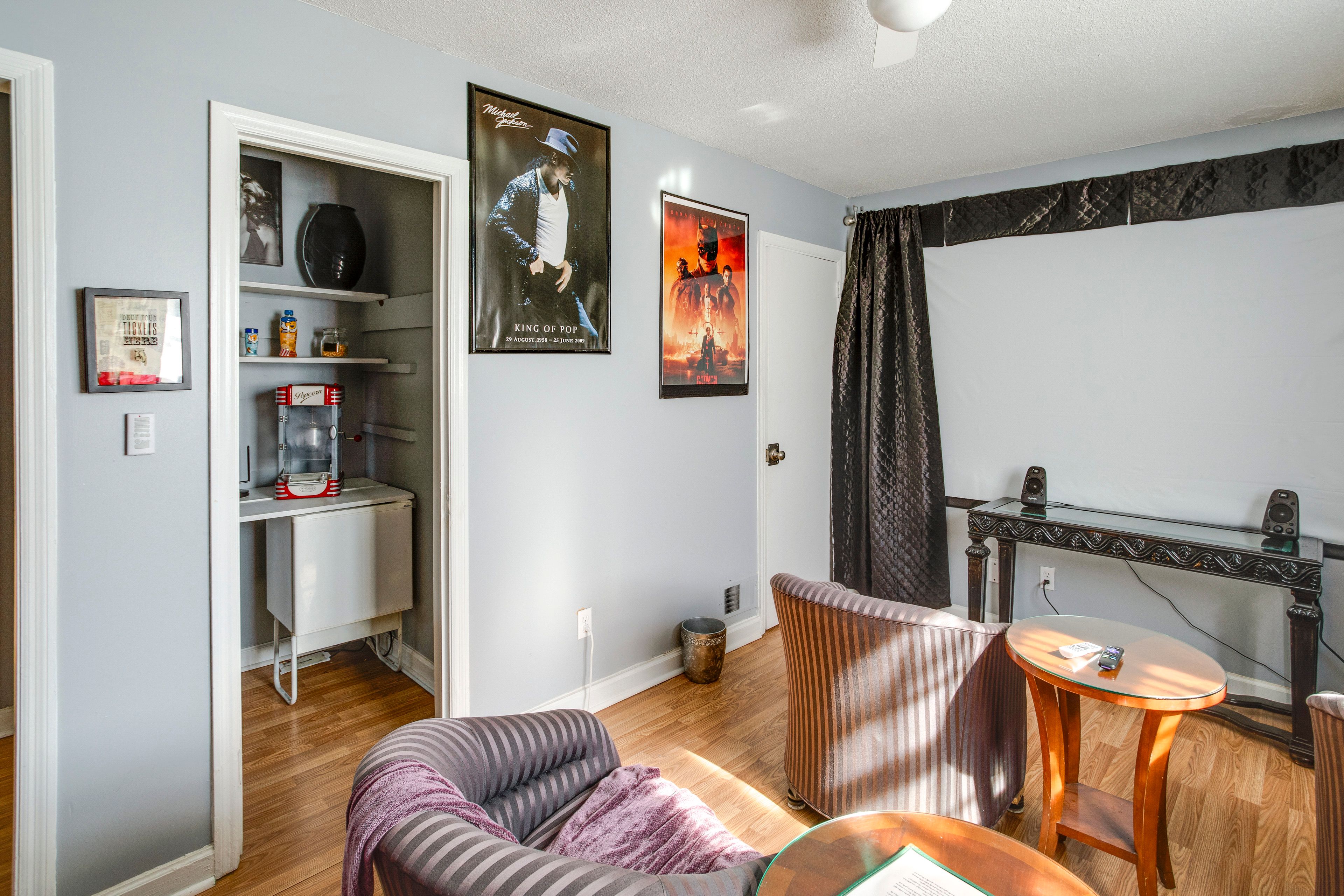 Theater Room | Basement | Projector w/ Screen | Popcorn Maker