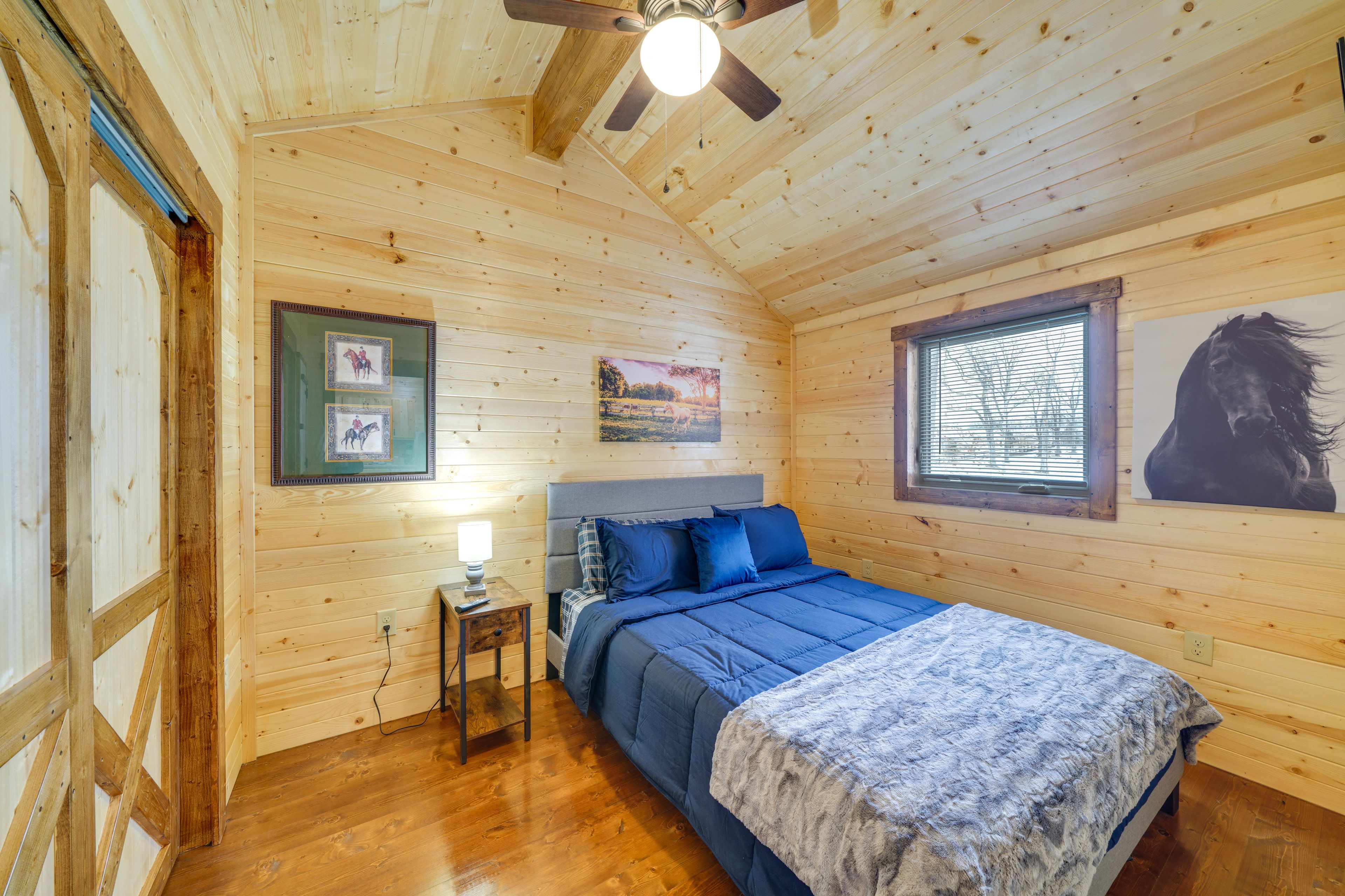 Bedroom | Queen Bed | Smart TV | Linens Provided