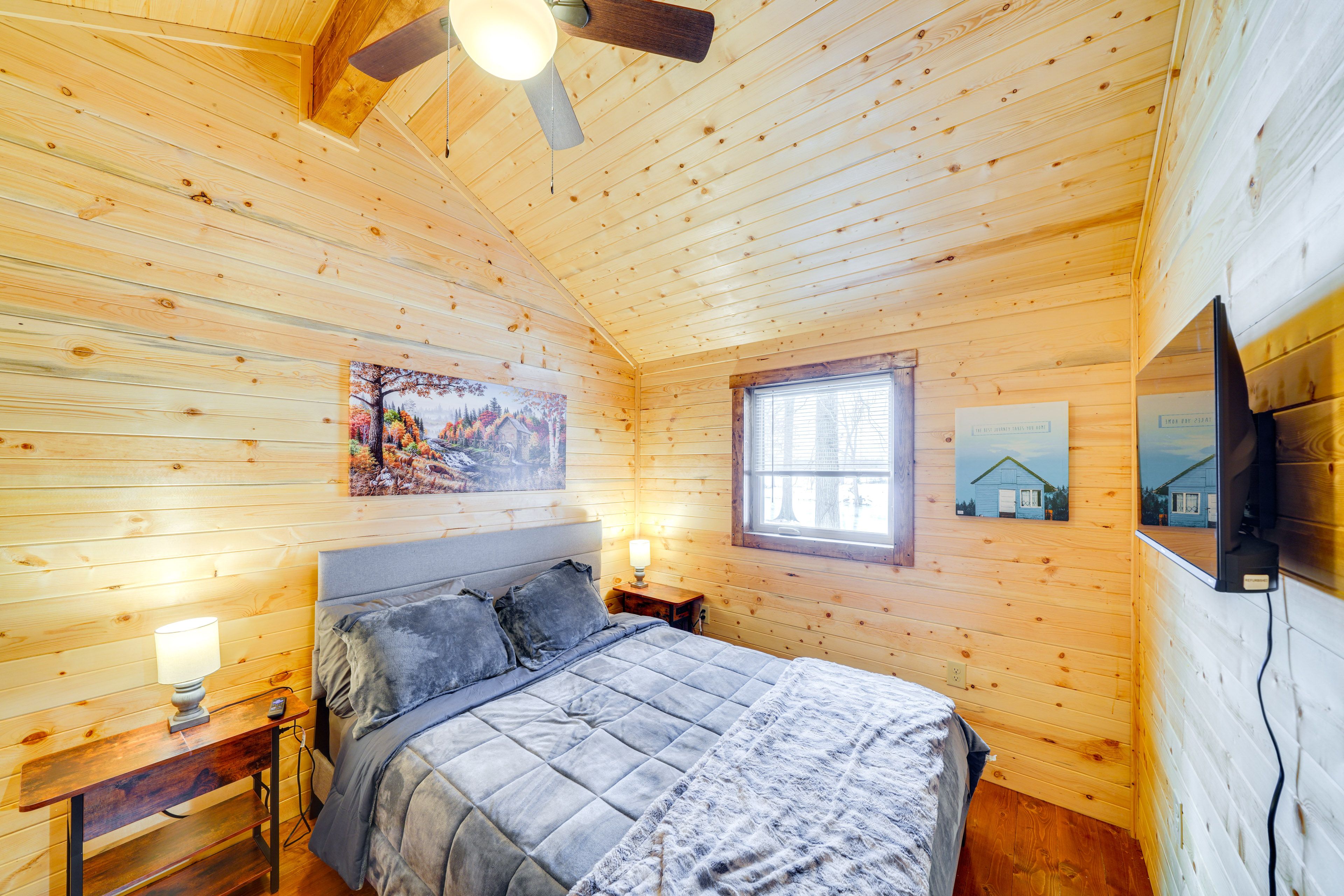 Bedroom | Queen Bed