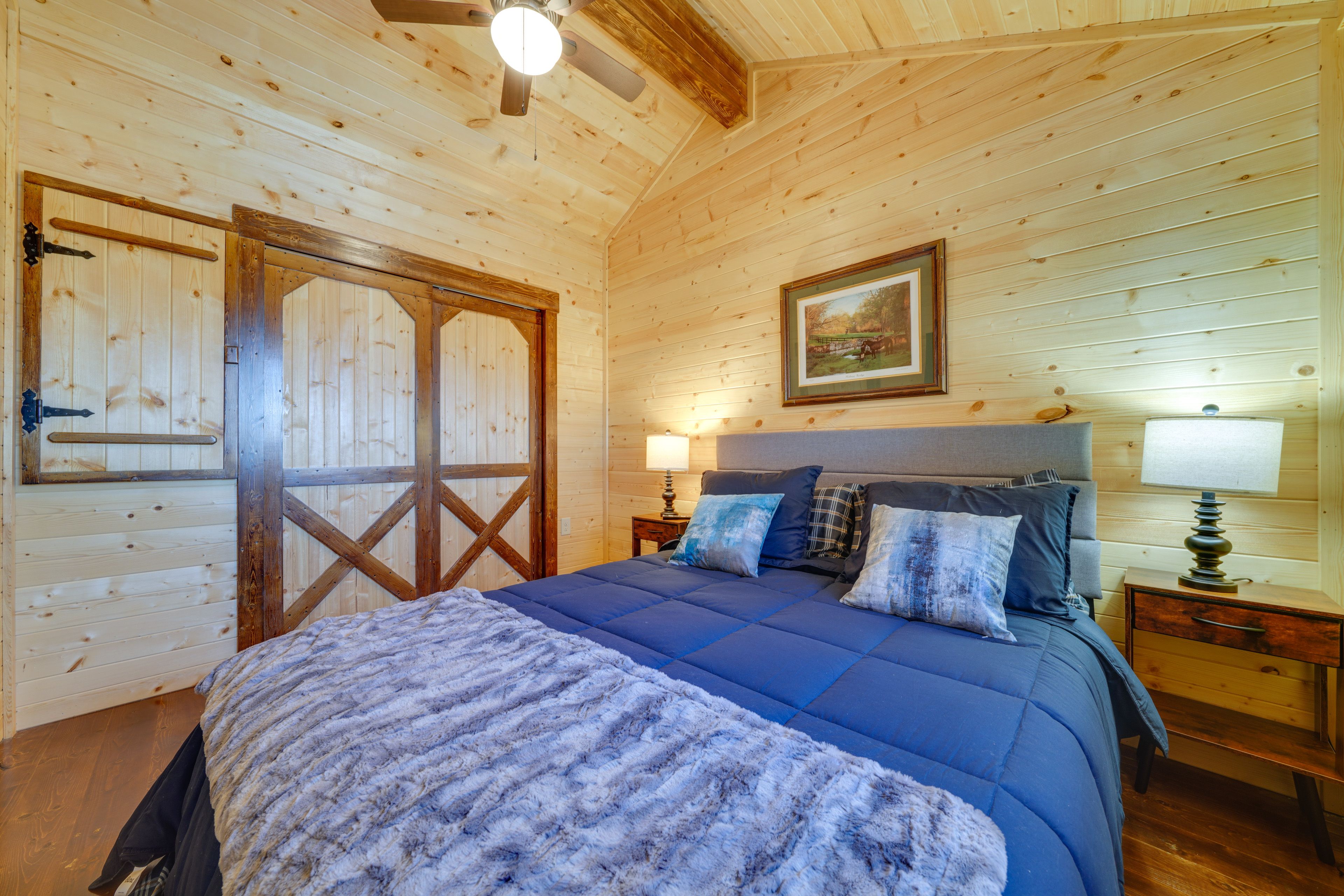 Bedroom | Queen Bed | Smart TV