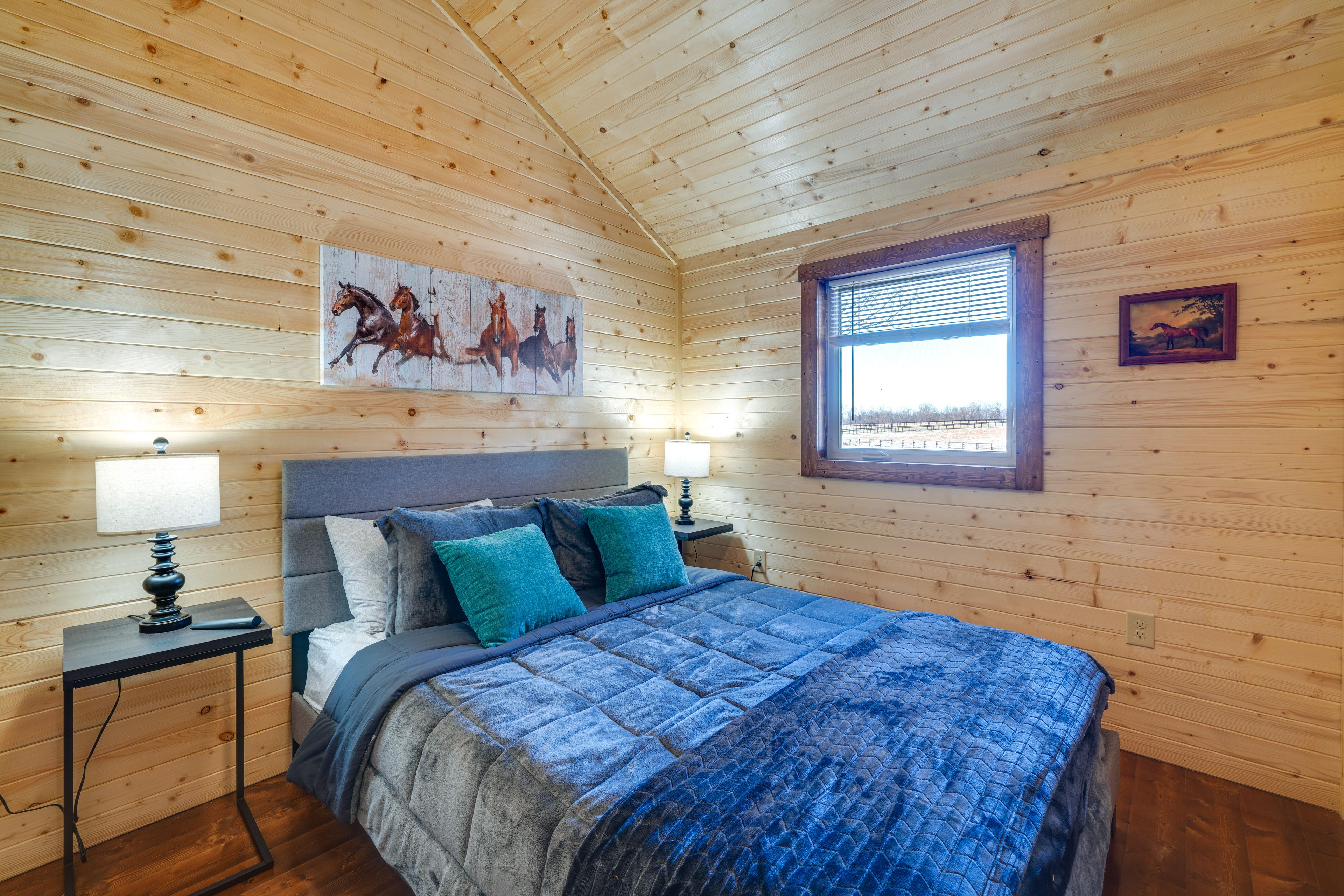 Bedroom | Queen Bed | Smart TV