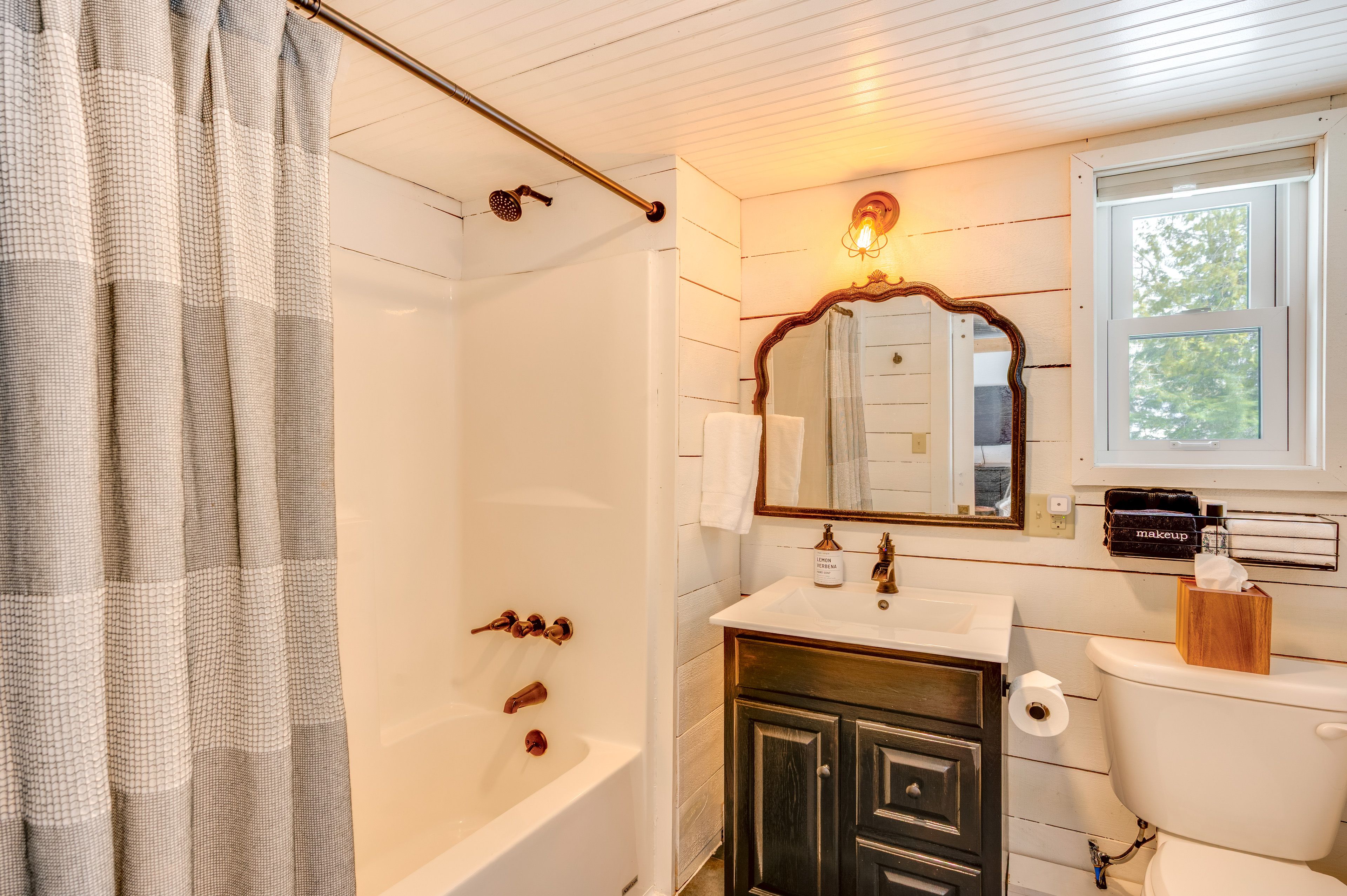 Full Bathroom | 1st Floor | Towels Provided