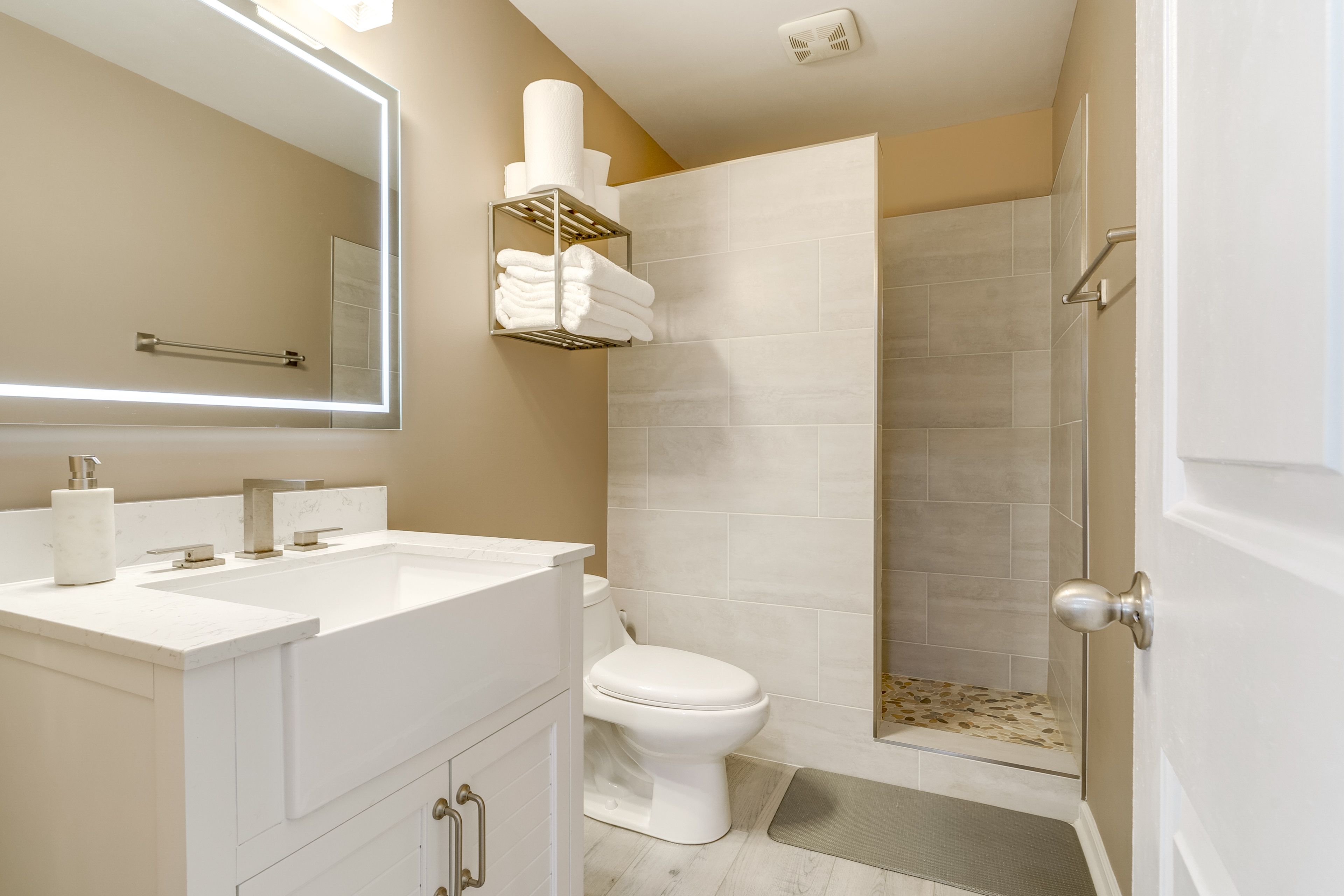 Full Bathroom | Towels Provided | Hair Dryer