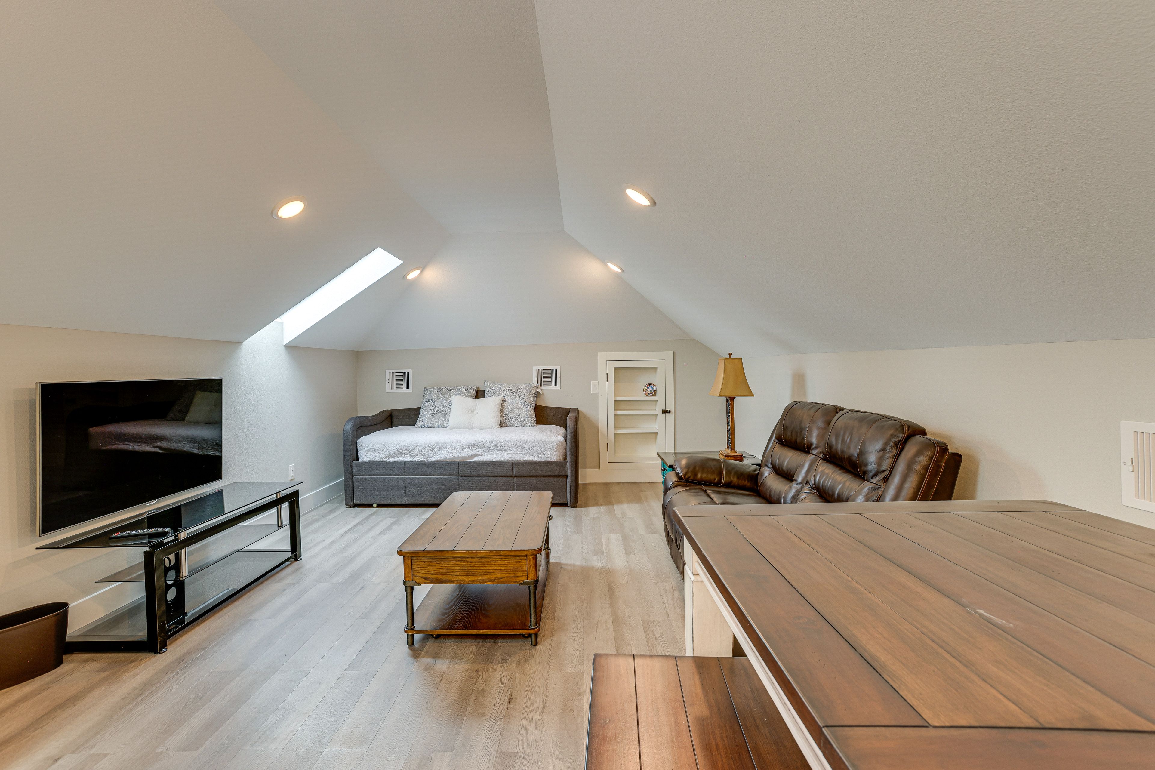 Loft | 2nd Floor | Smart TV | Dining Table