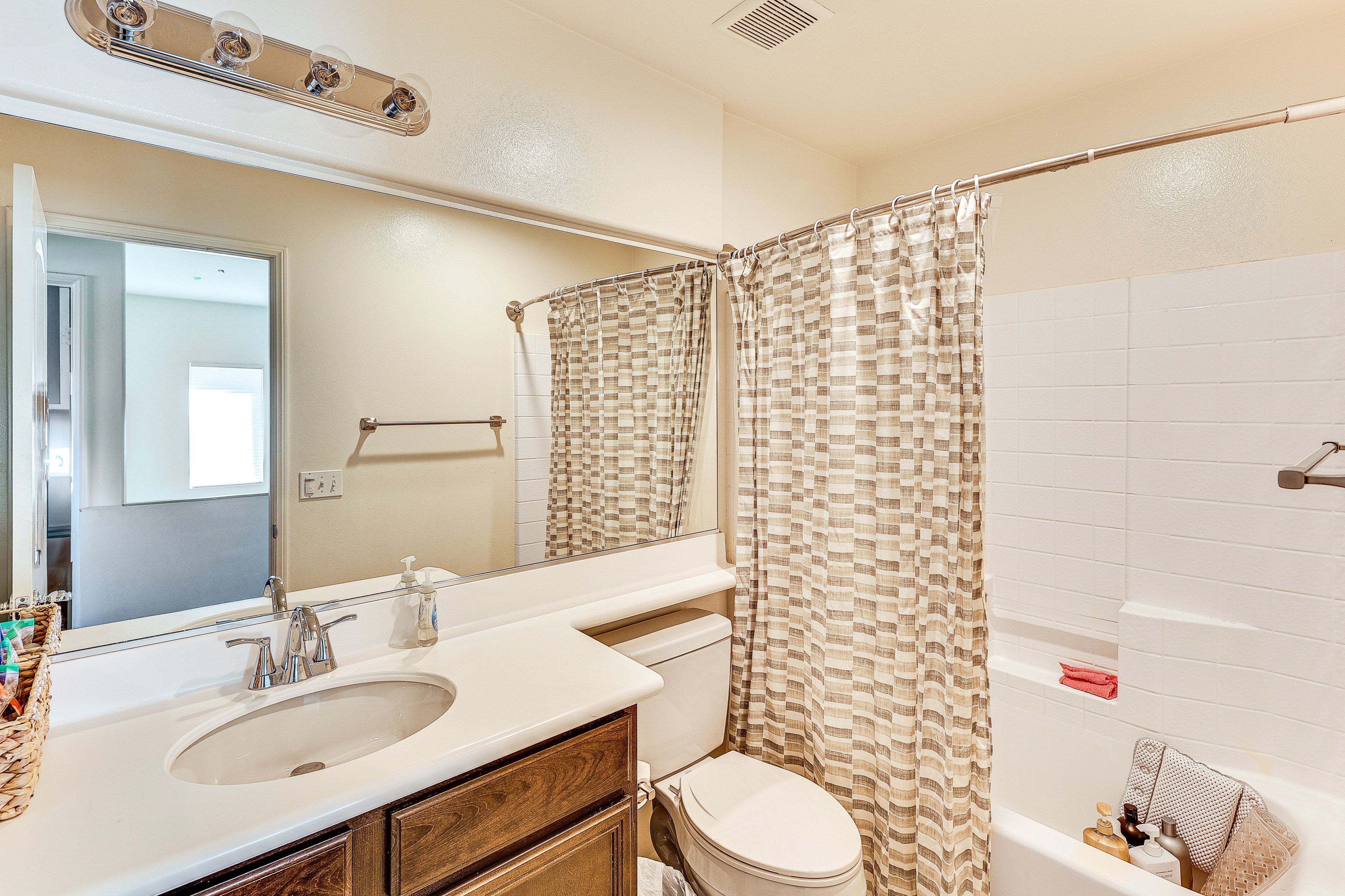 Full Bathroom | 2nd Floor