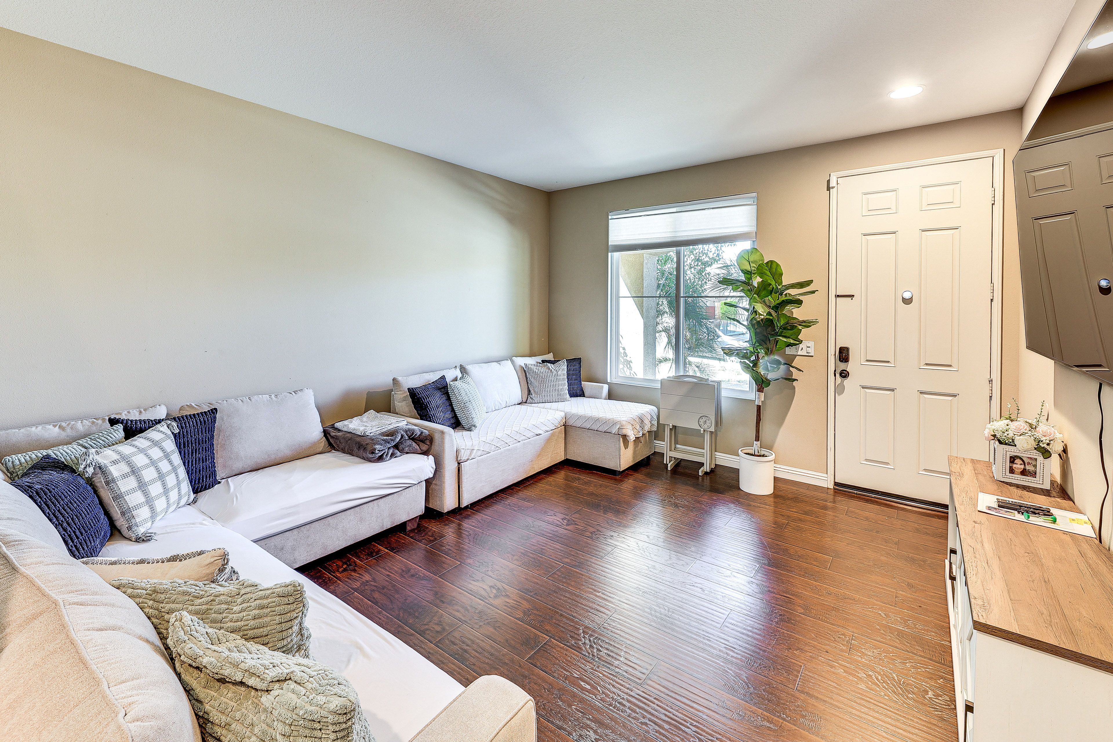 Front Living Area | Flat-Screen TV | Free WiFi