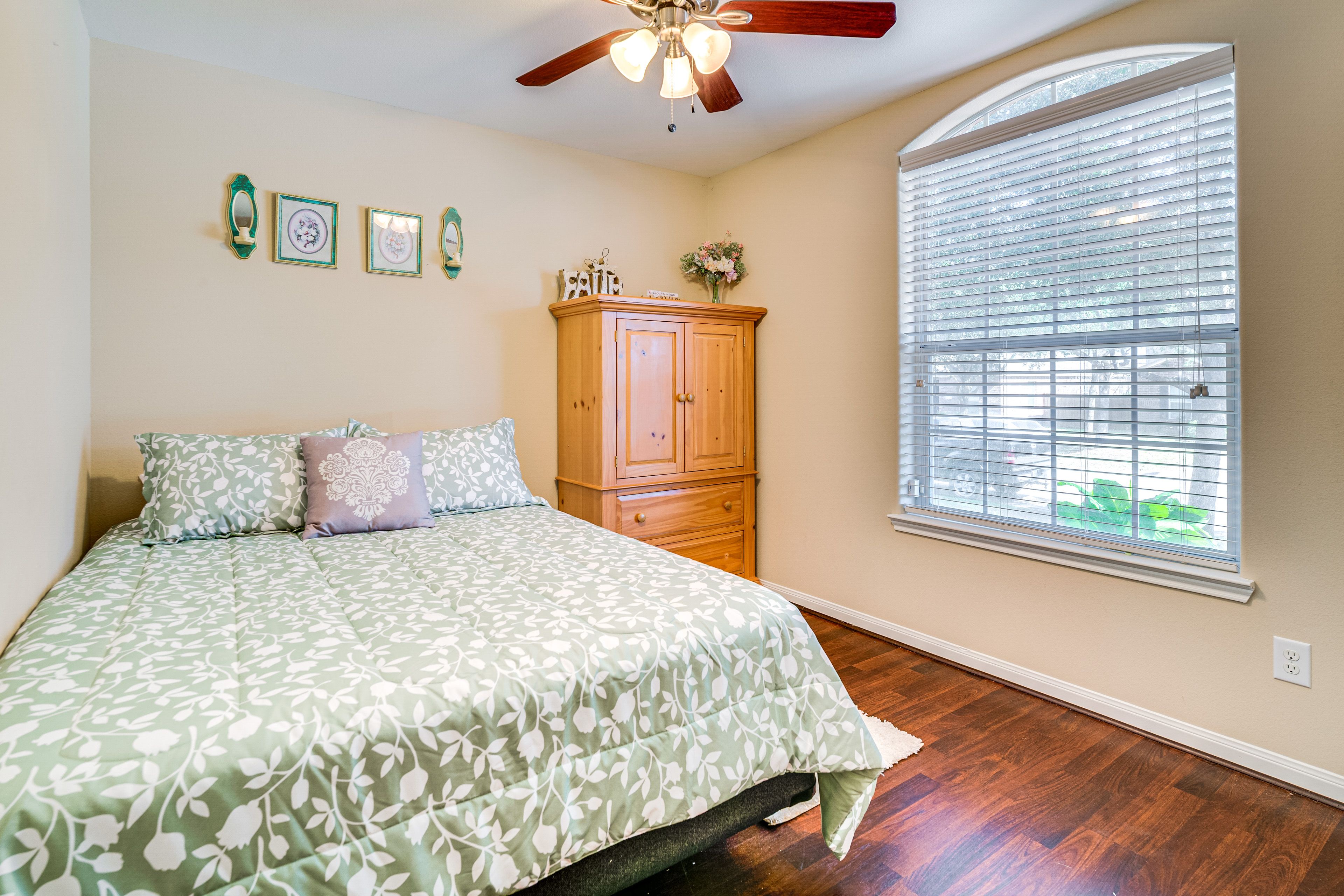 Bedroom 3 | Queen Bed