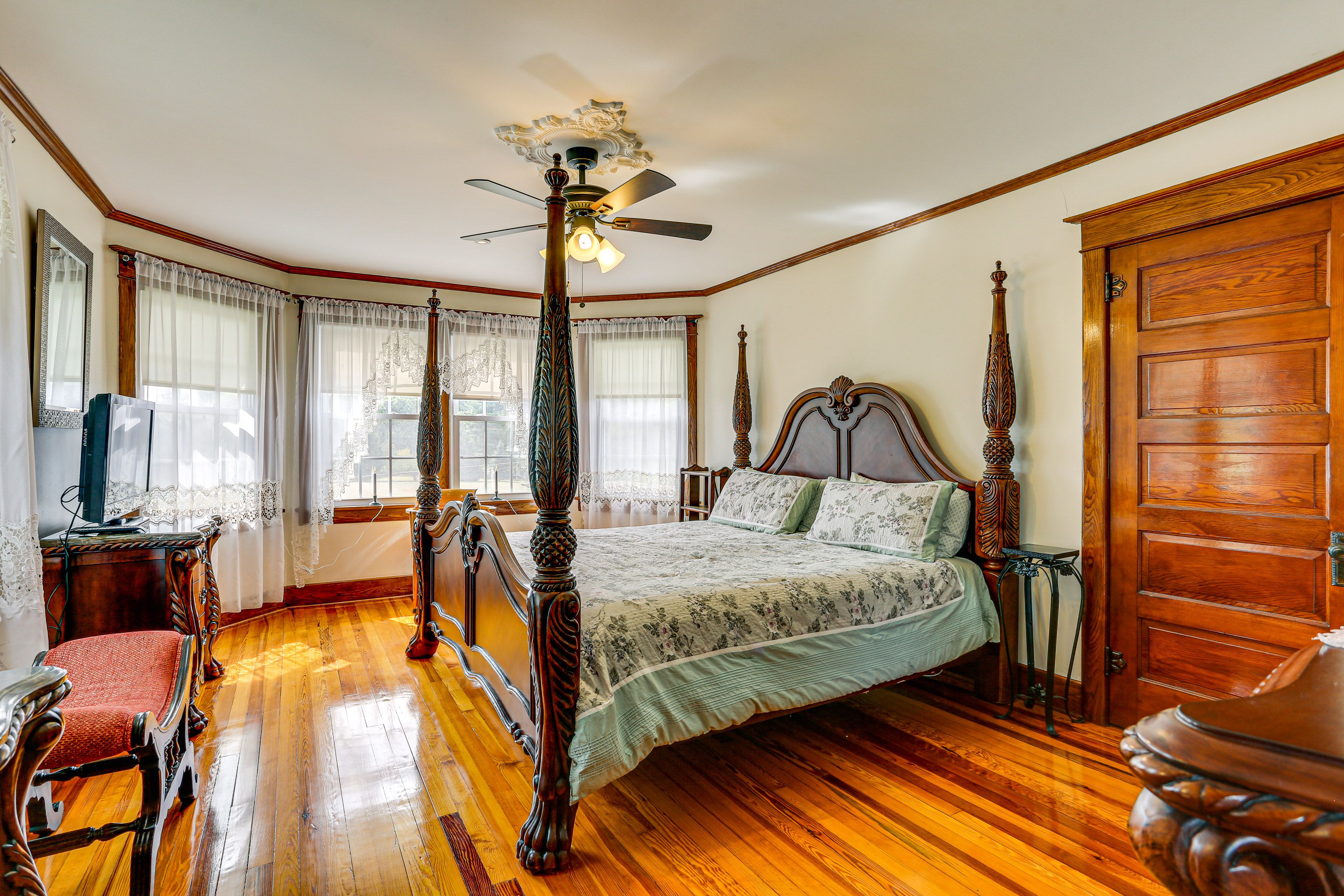 Bedroom 1 | King Bed | Smart TV | 2nd Floor