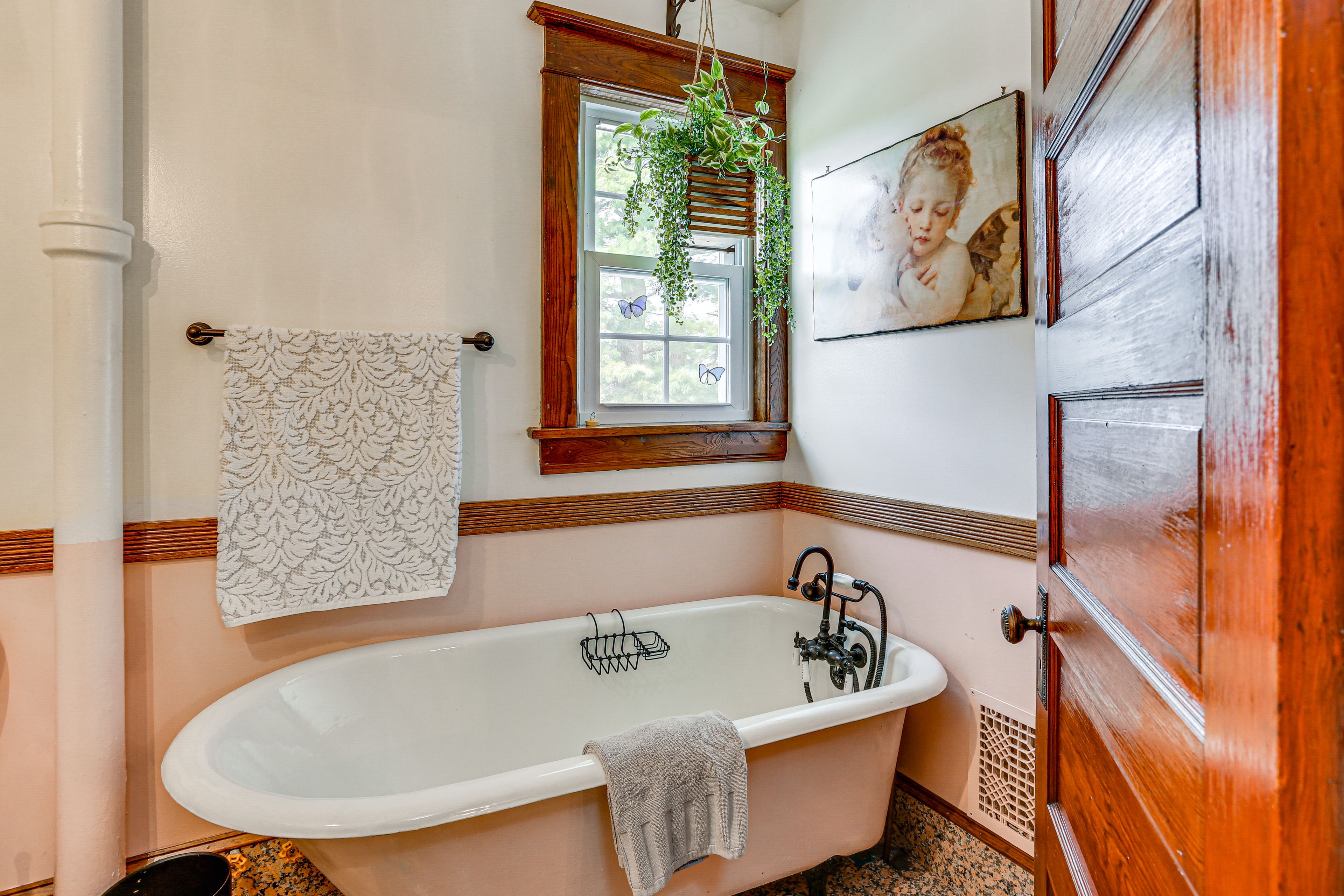 Full Bathroom | Towels Provided | 2nd Floor