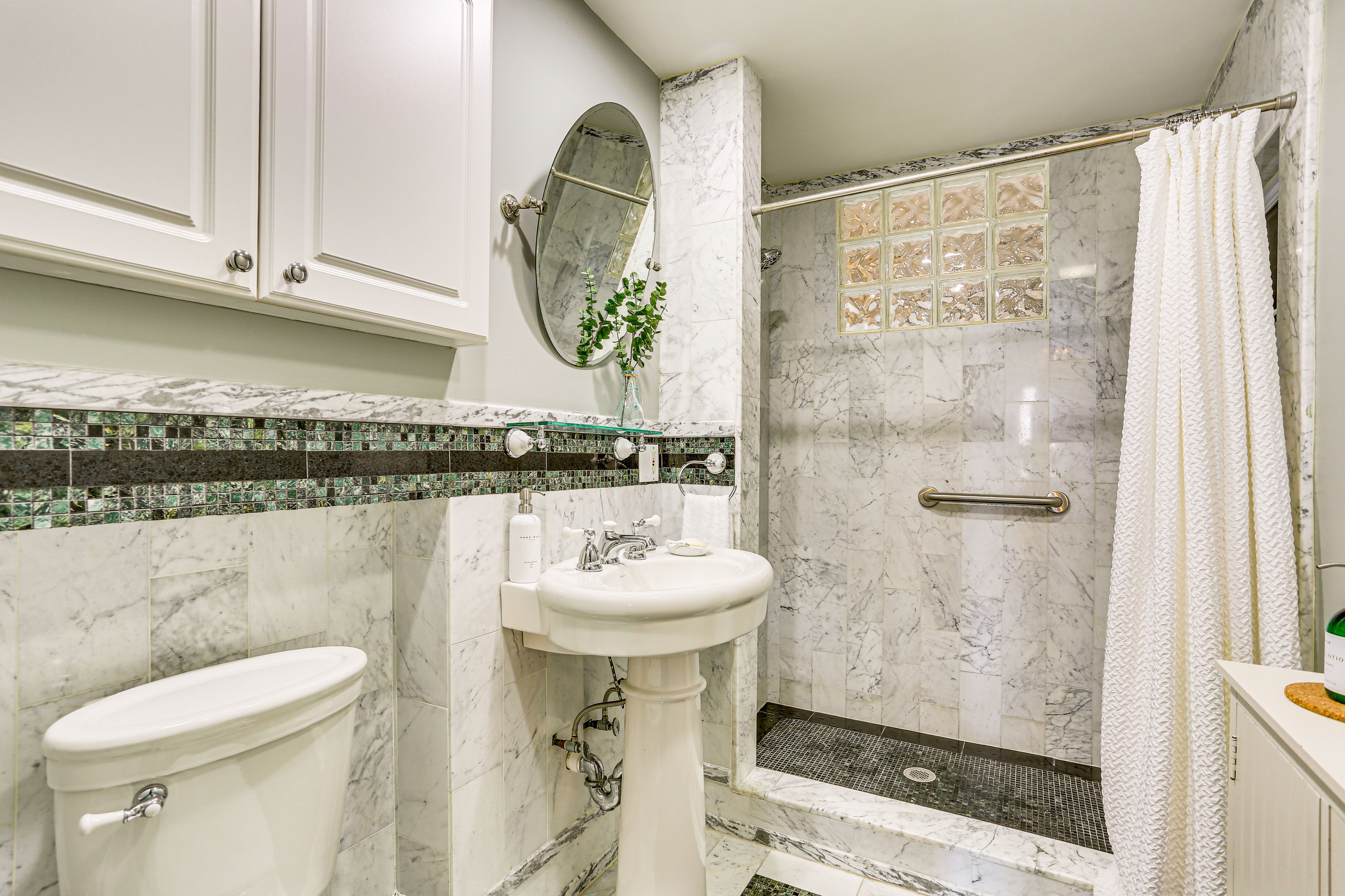 Full Bathroom | 1st Floor | Complimentary Toiletries