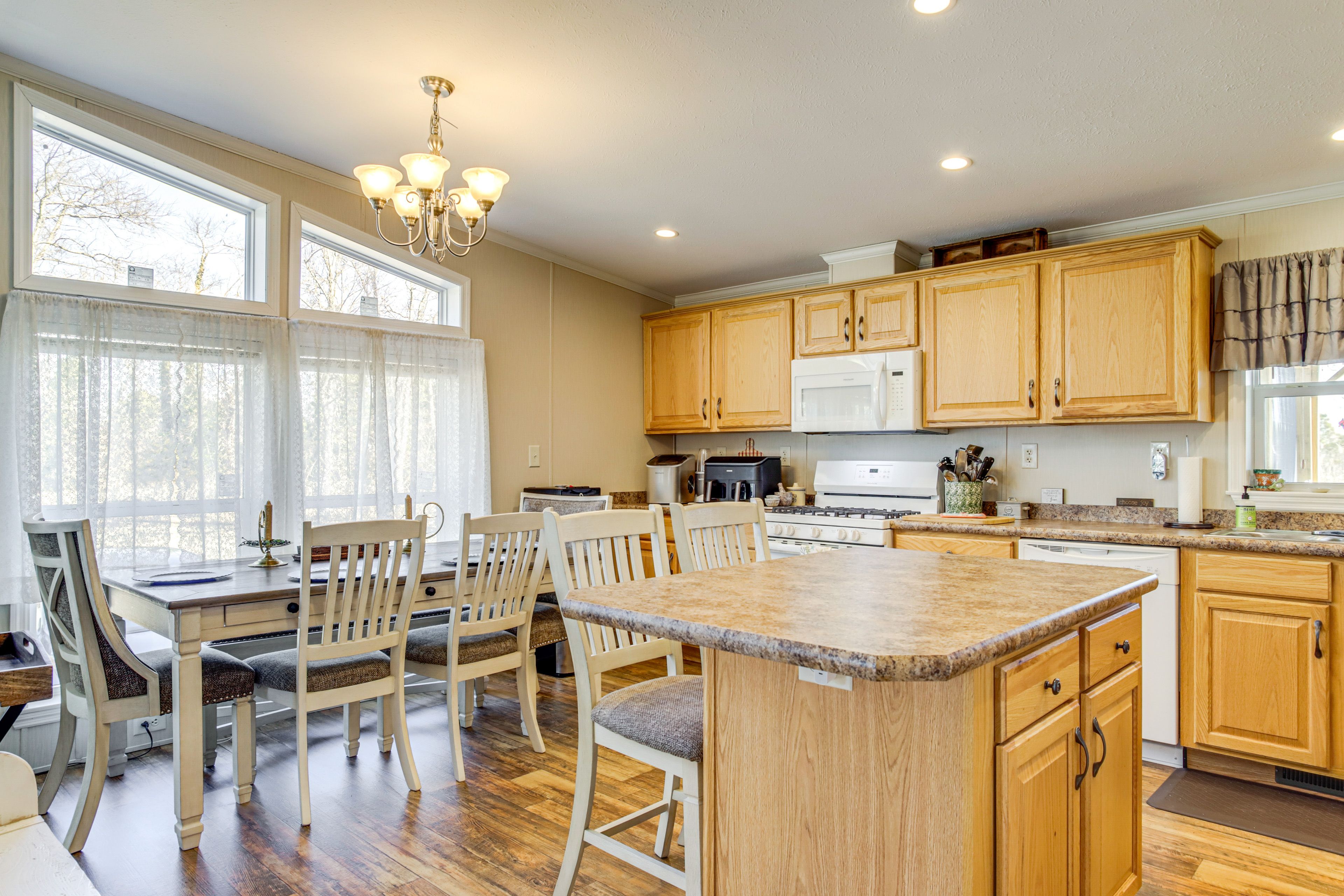 Kitchen | Island w/ Seating | Dishwasher | Keurig Coffee Maker
