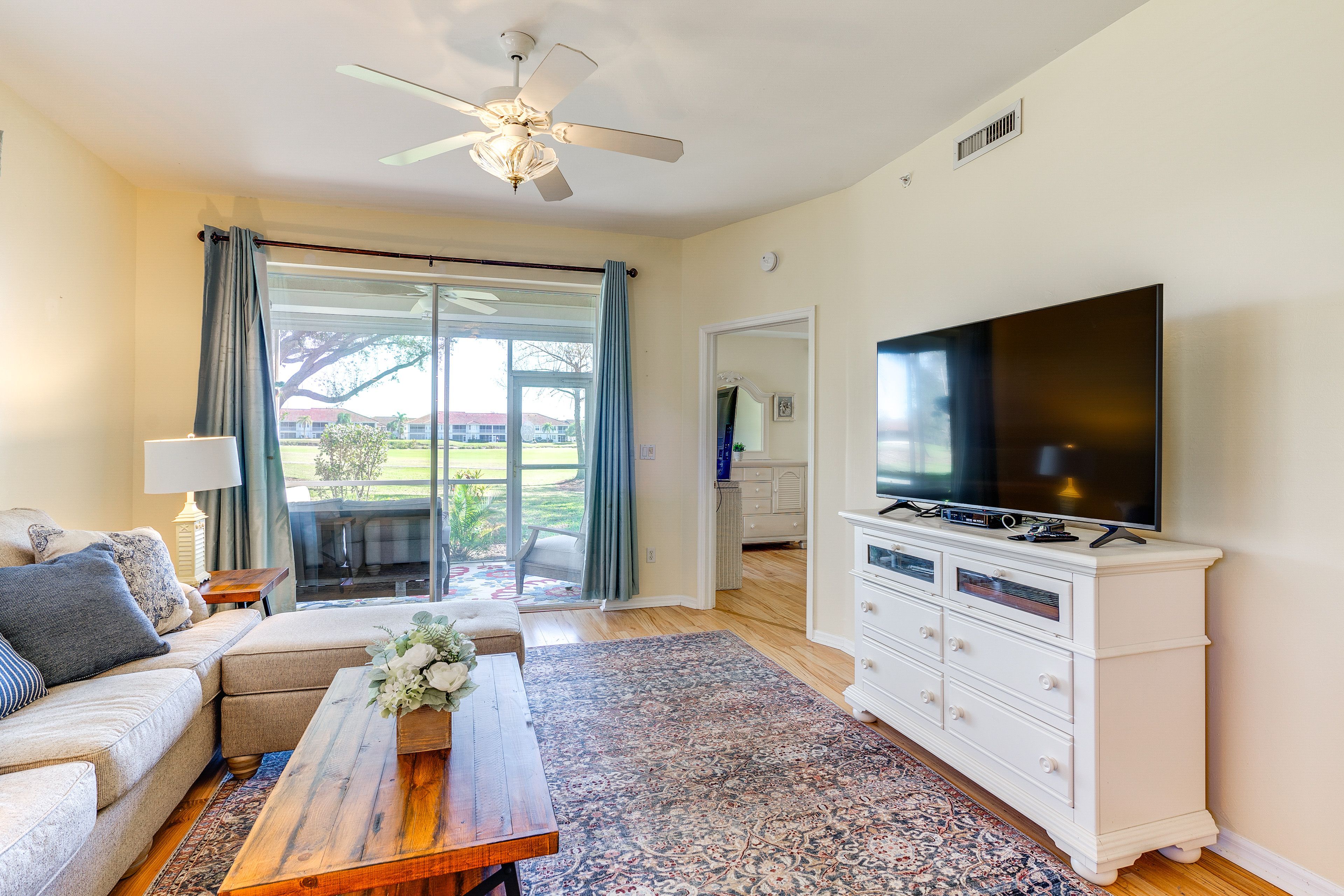 Living Room | Free WiFi | Smart TV