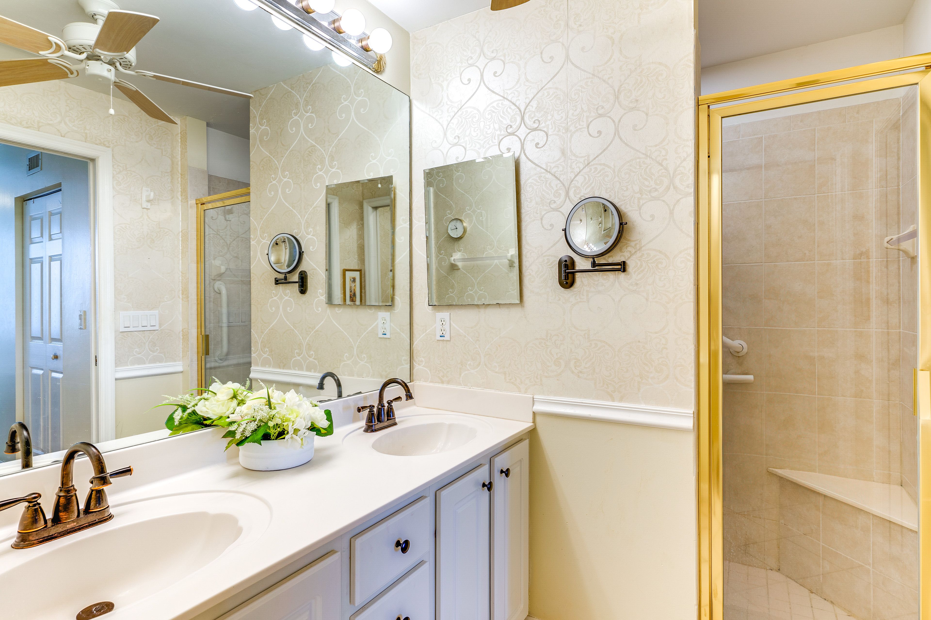 Full Bathroom | Towels Provided
