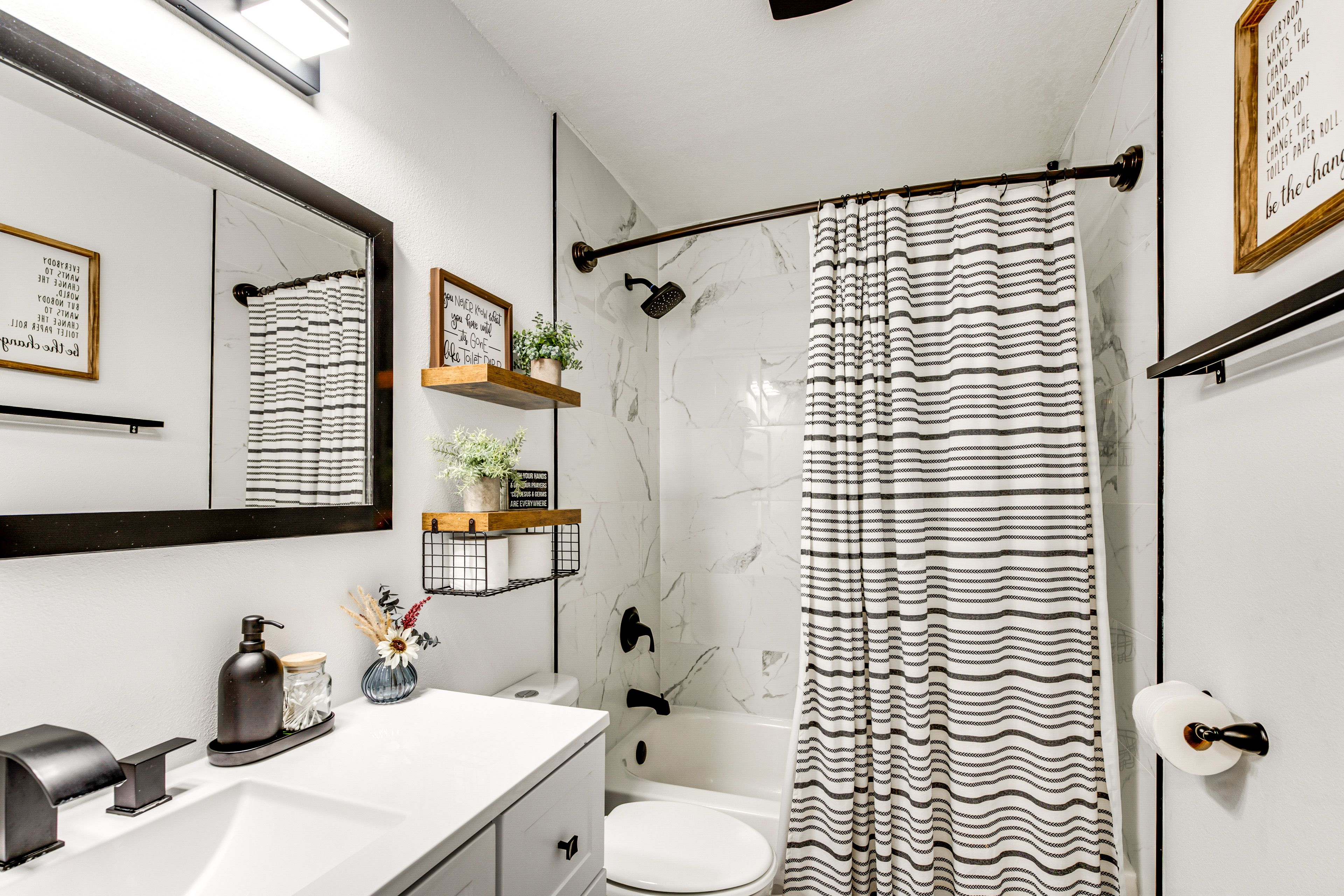 Full Bathroom | Towels Provided | Complimentary Toiletries | 2nd Floor