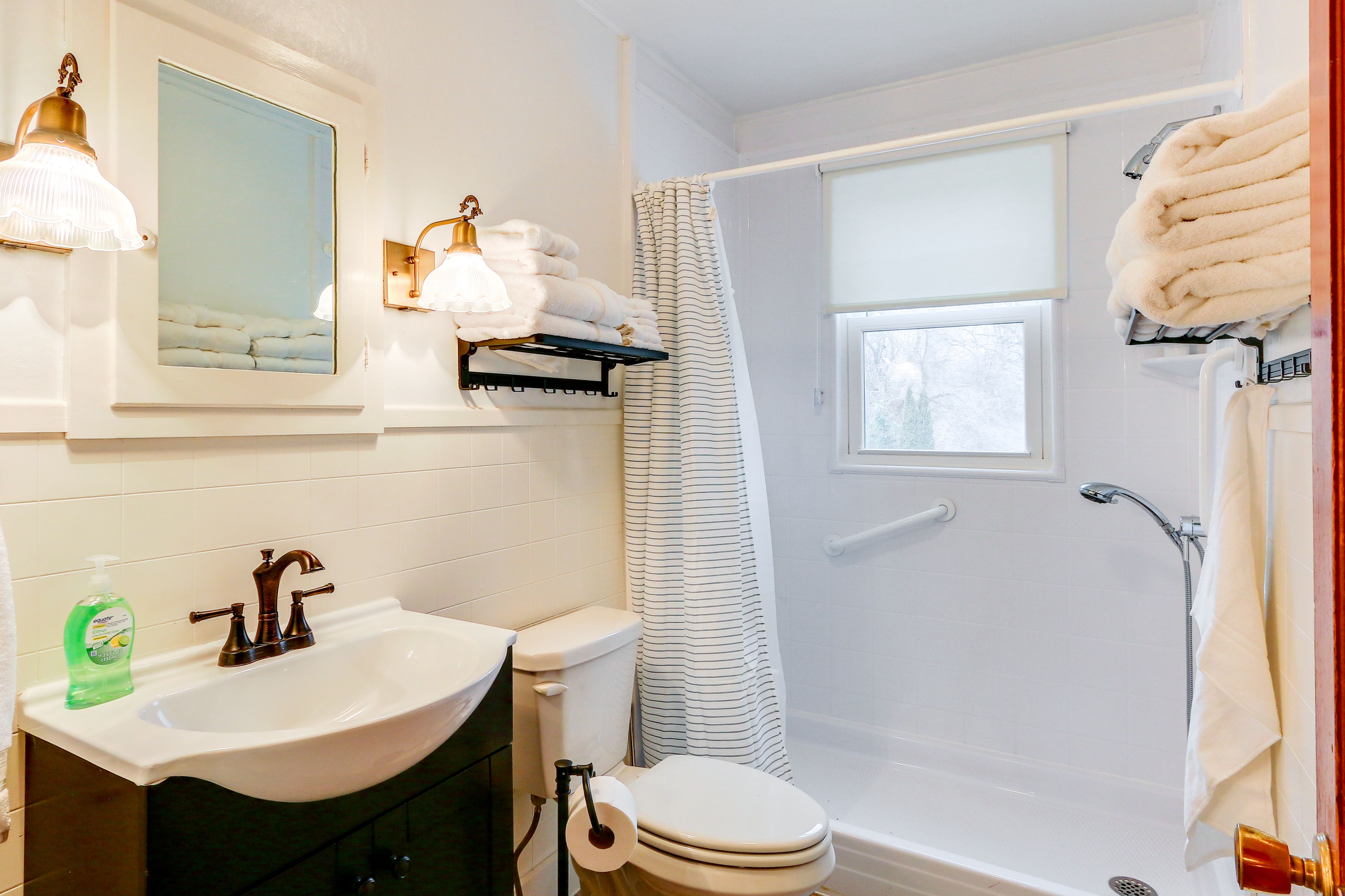 Full Bathroom | 1st Floor | Towels Provided