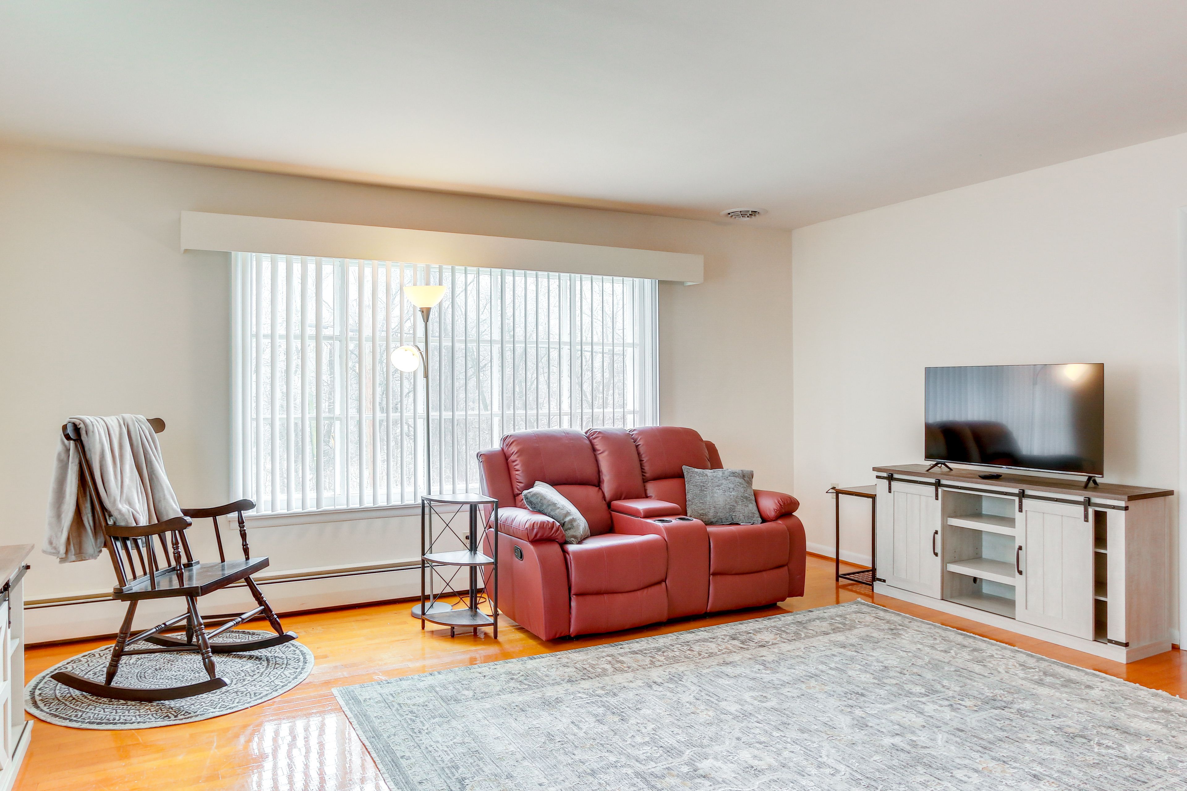 Living Room | Central A/C & Heating | Free WiFi