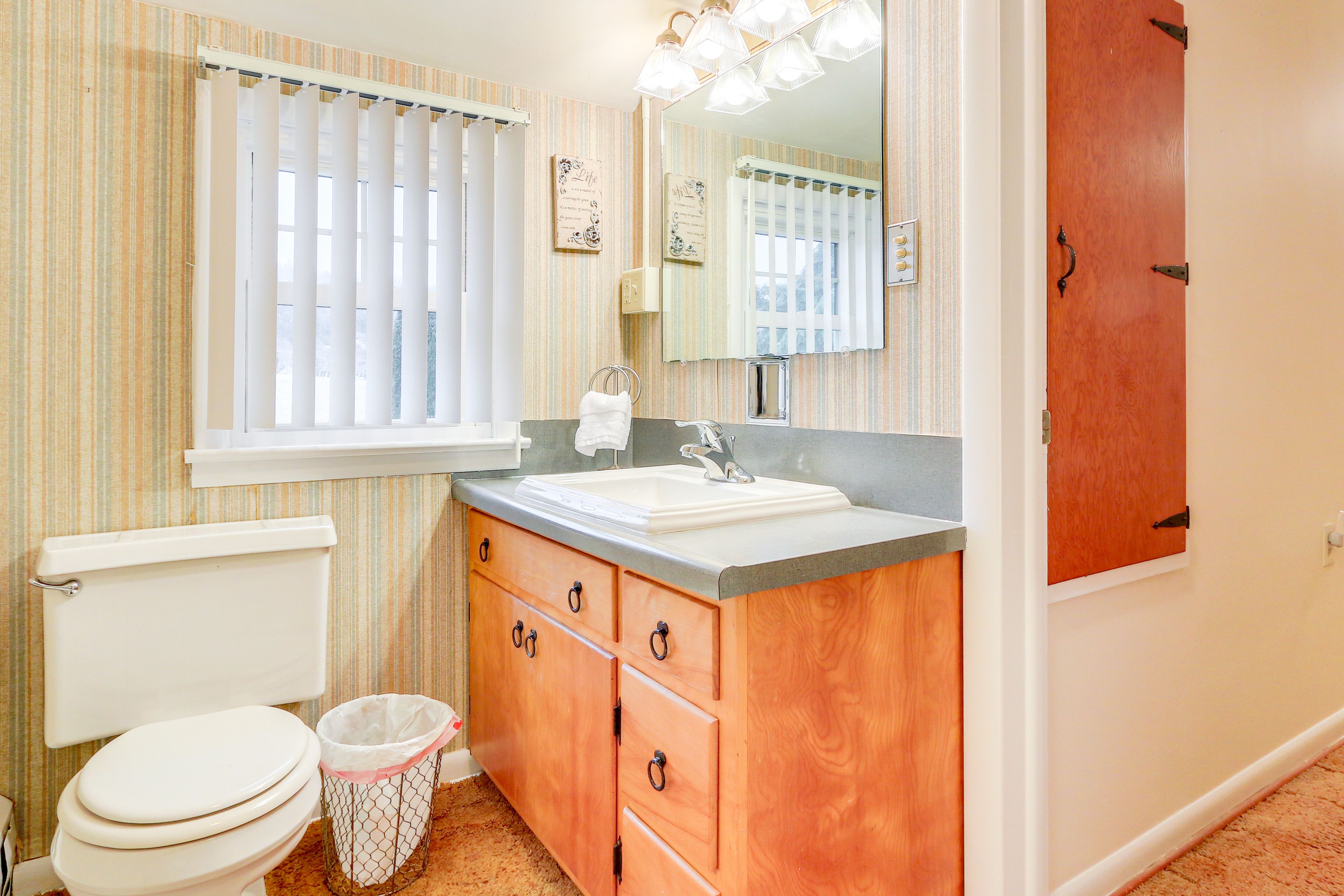 Full Bathroom | 2nd Floor | Towels Provided