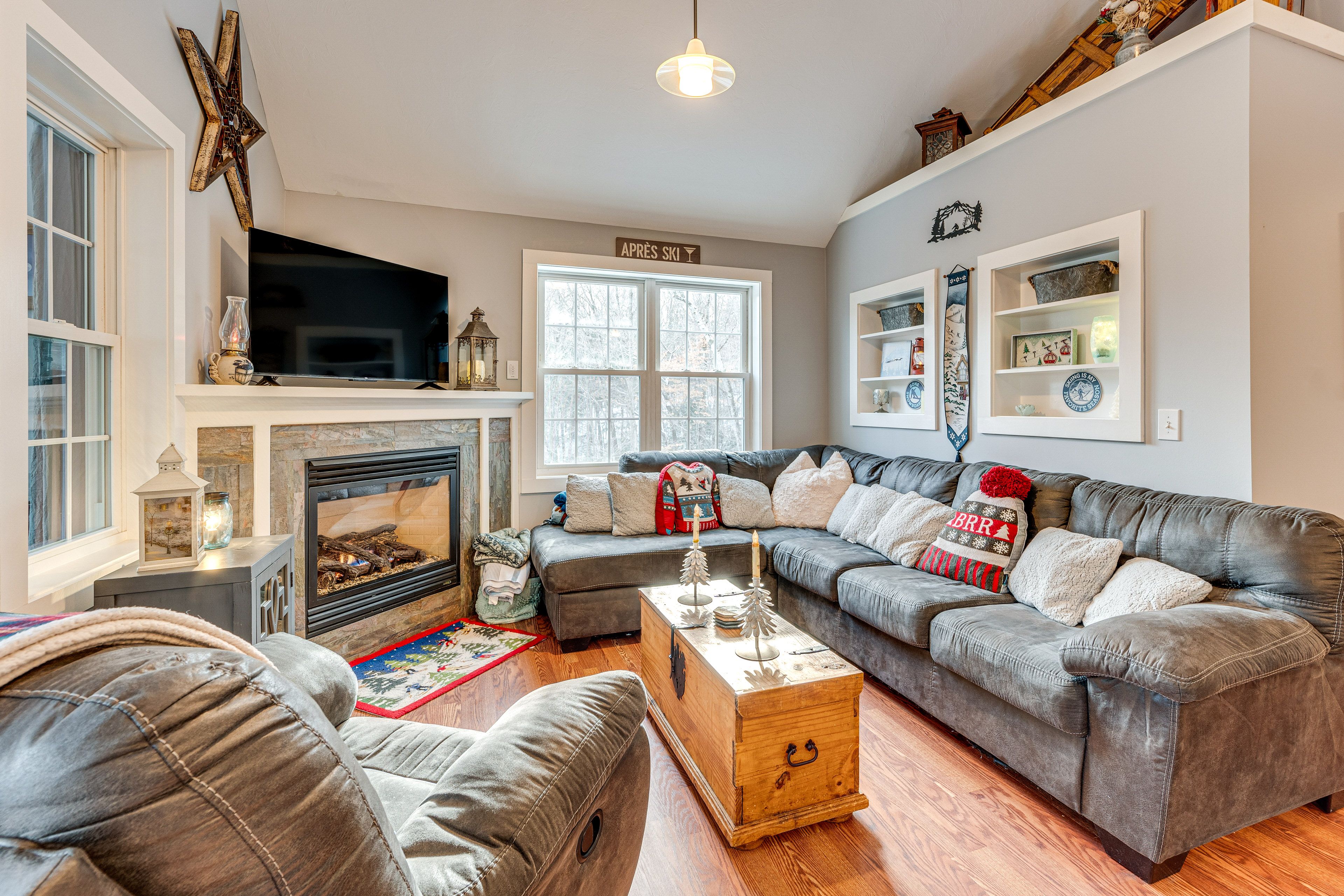Living Room | Smart TV | Fireplace | Main Level
