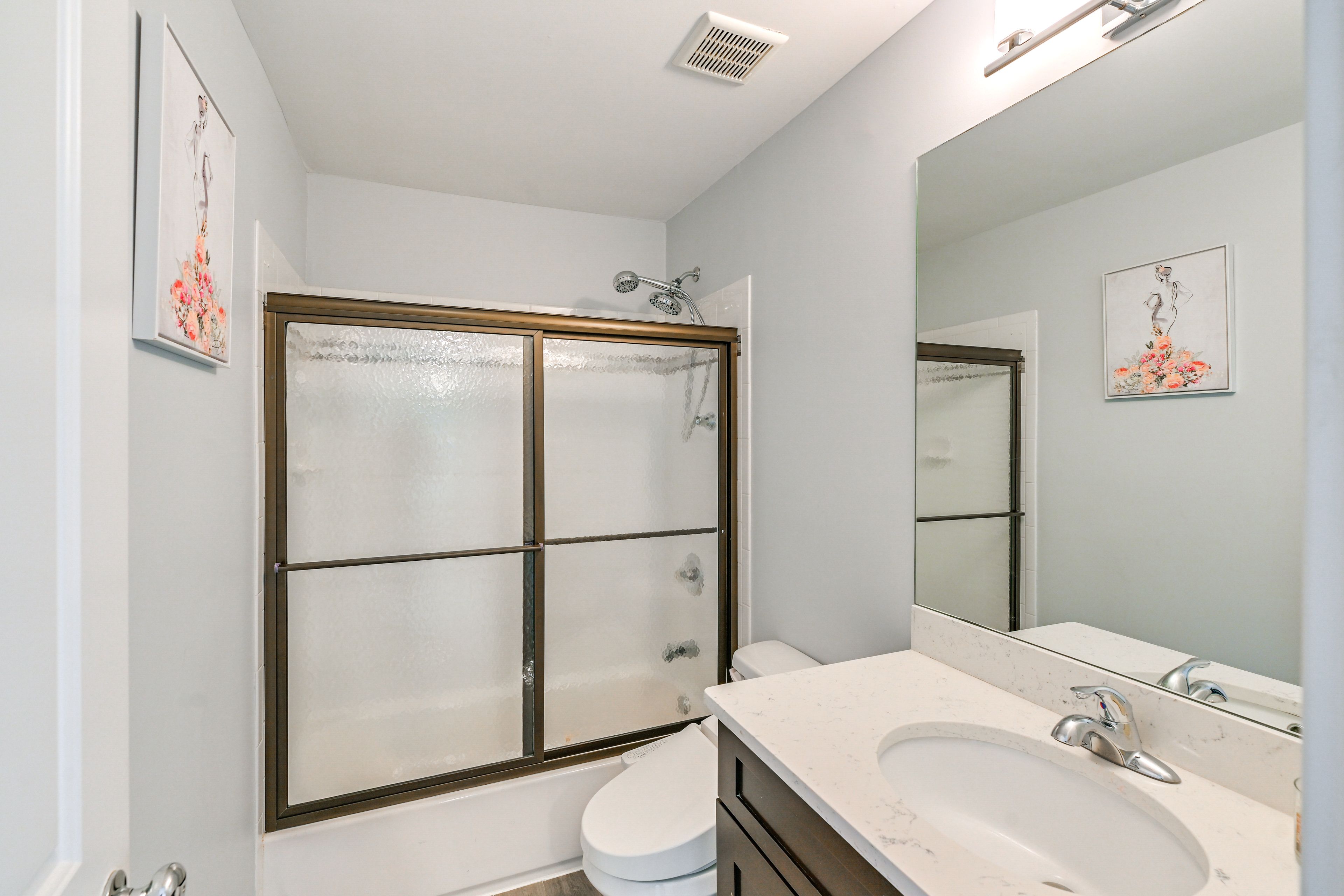 Full Bathroom | 2nd Floor | Towels Provided