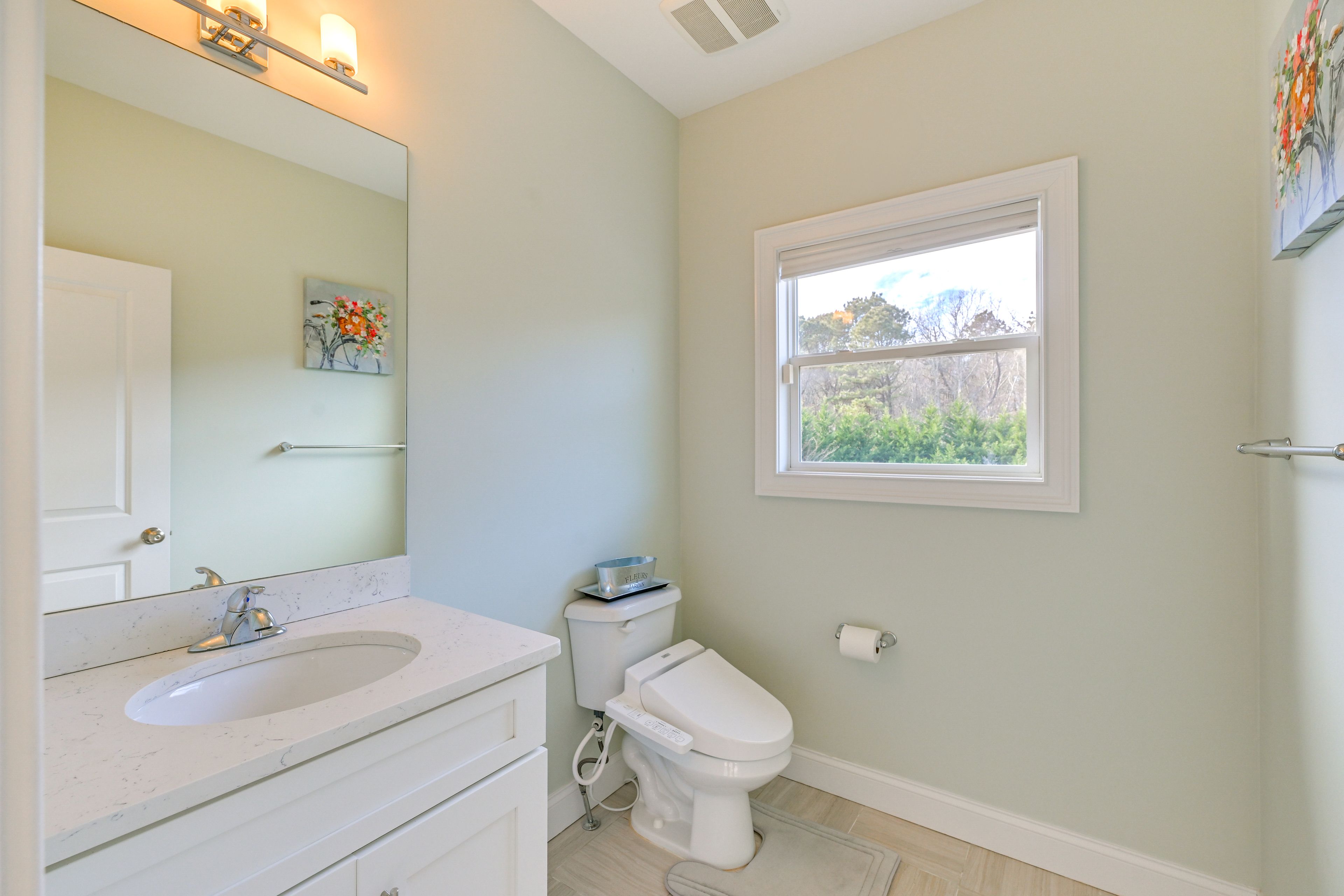 Half Bathroom | 1st Floor | Towels Provided