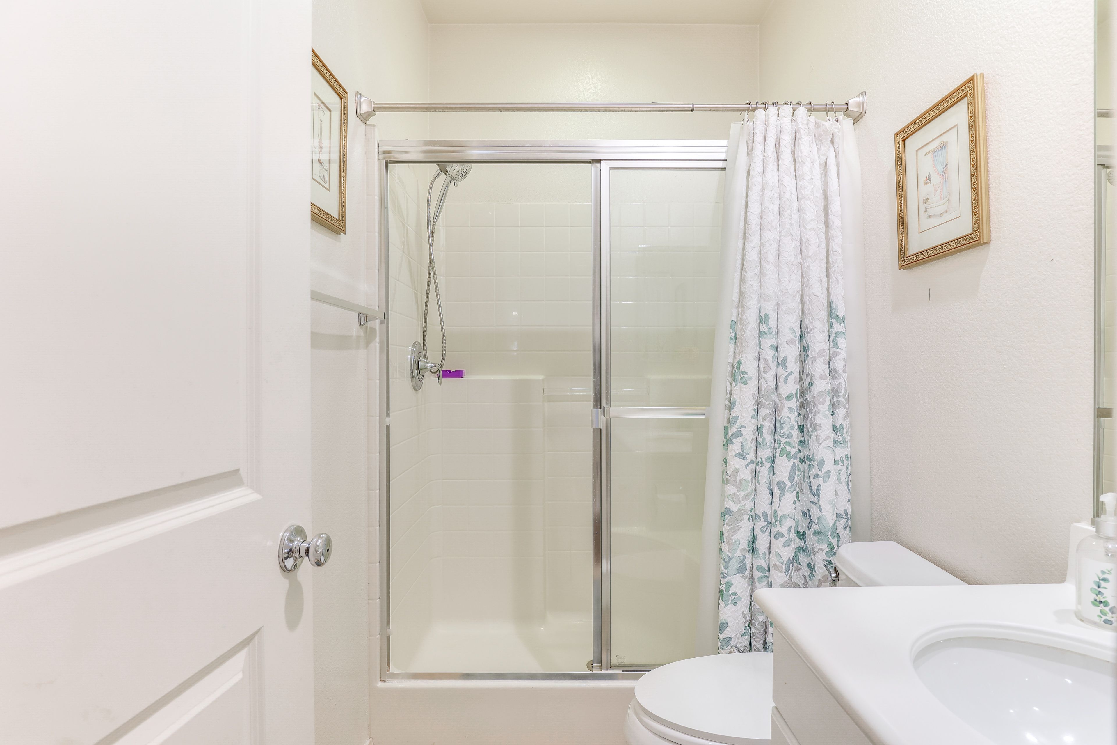 Full Bathroom | 1st Floor | Towels Provided