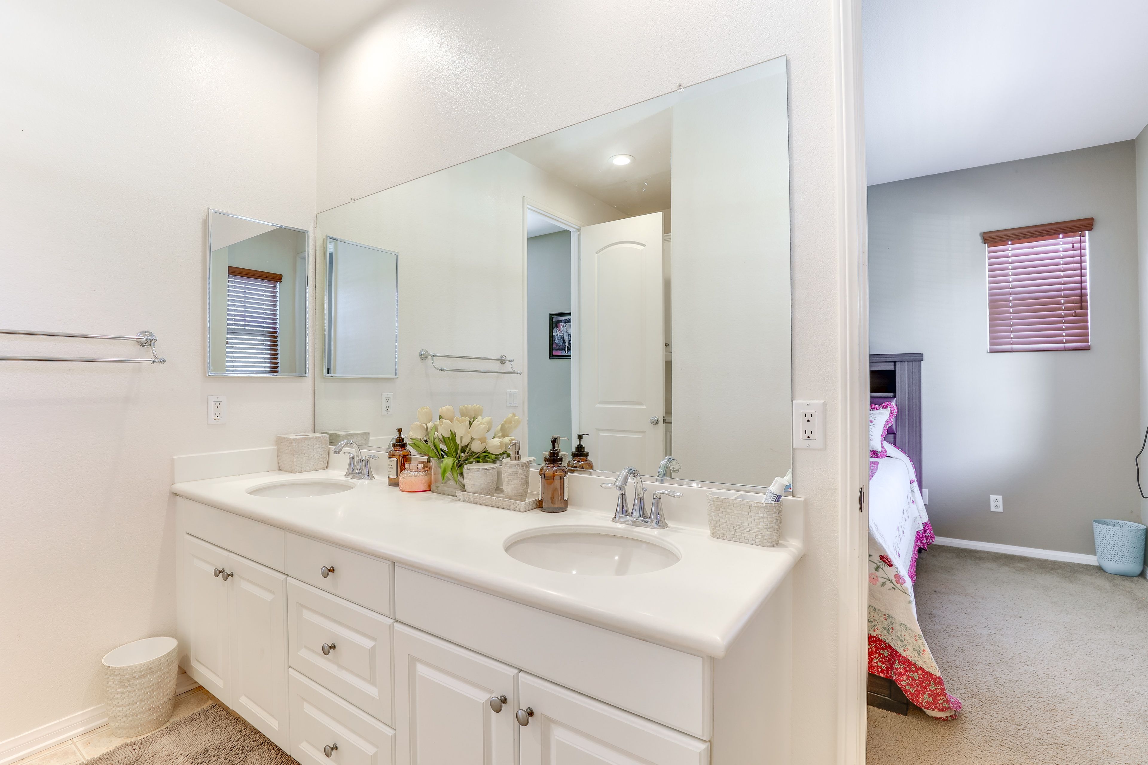 Full Bathroom | 1st Floor | Towels Provided