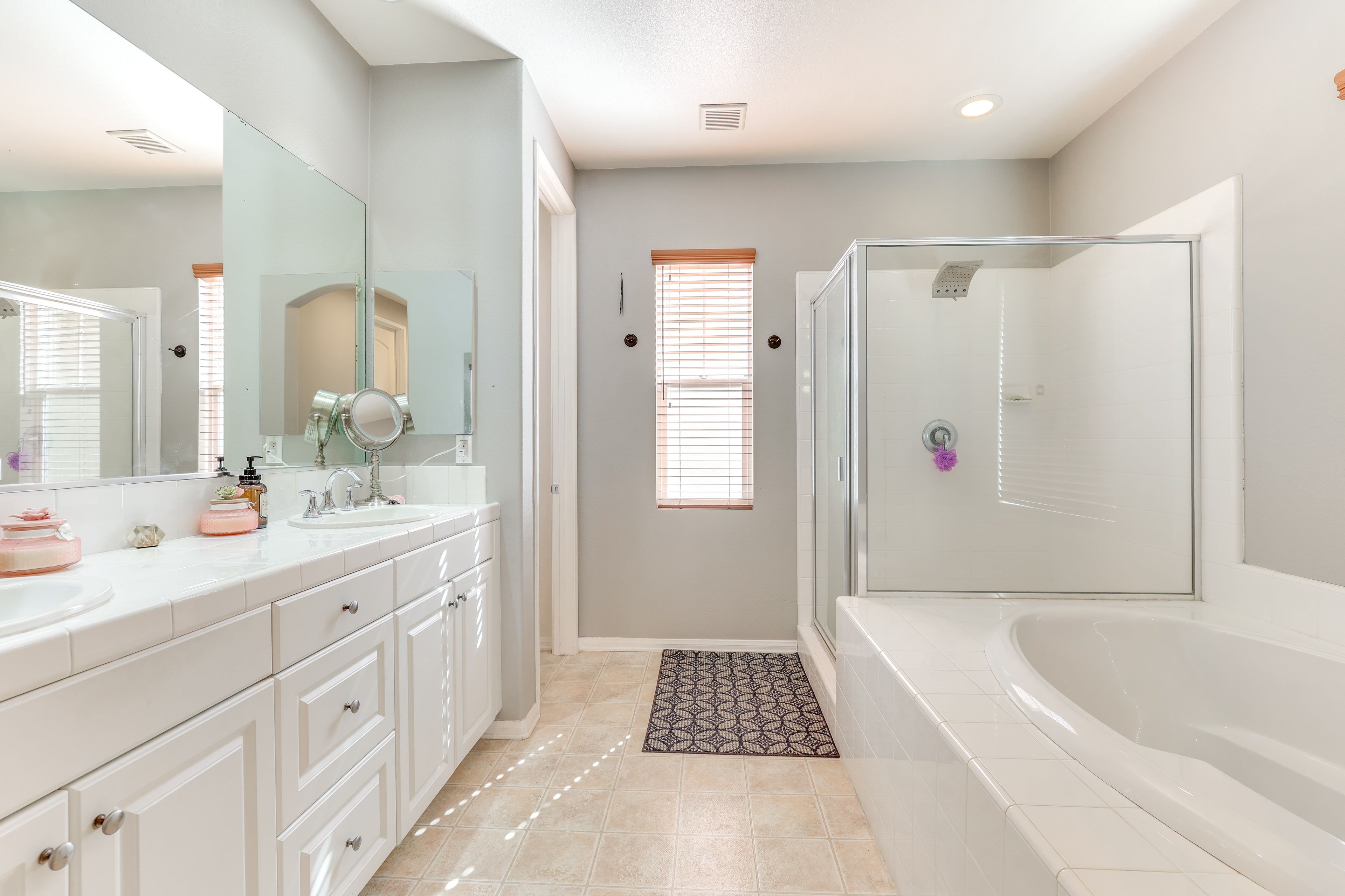 Full Bathroom | 2nd Floor | Towels Provided