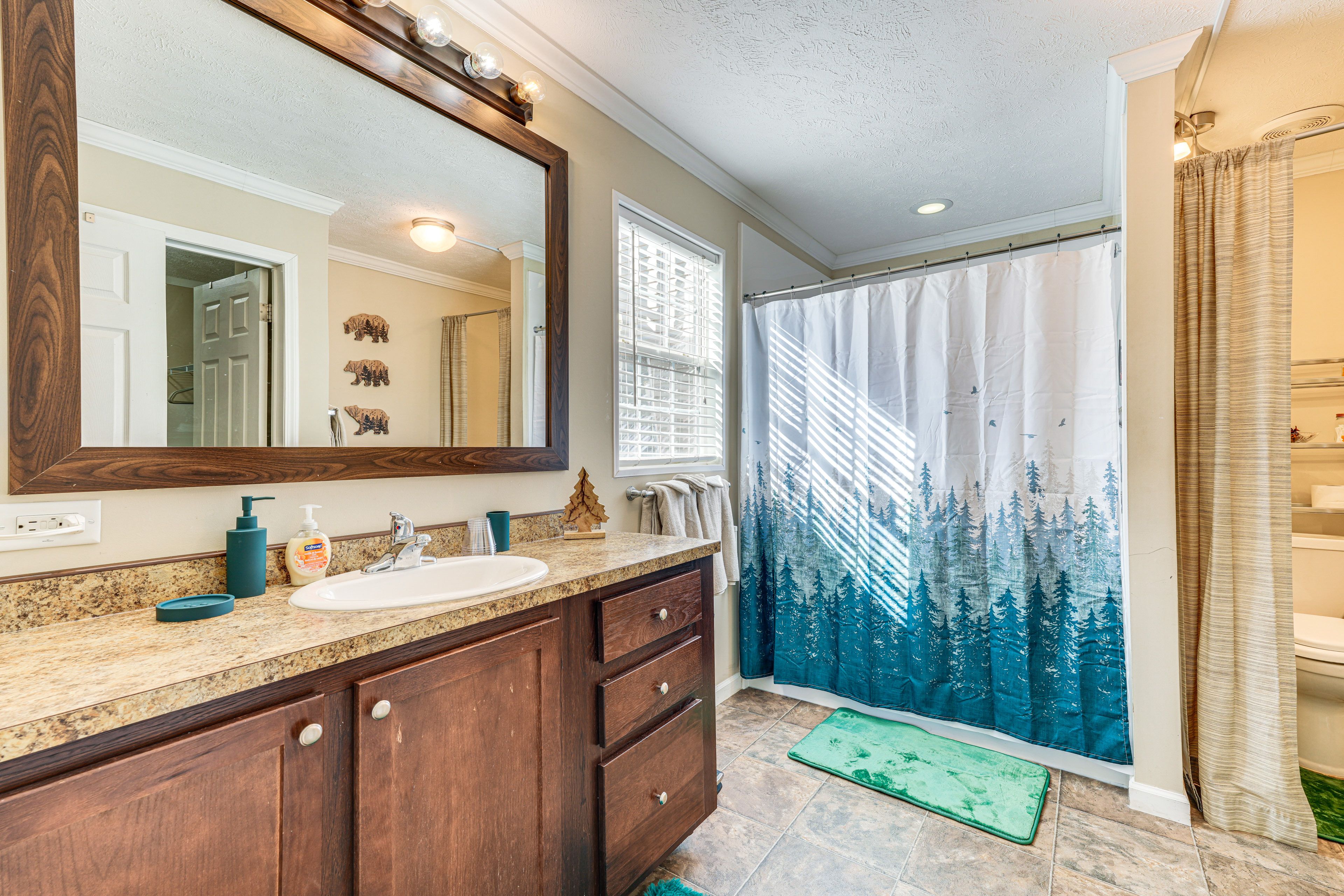 Full Bathroom | Towels Provided