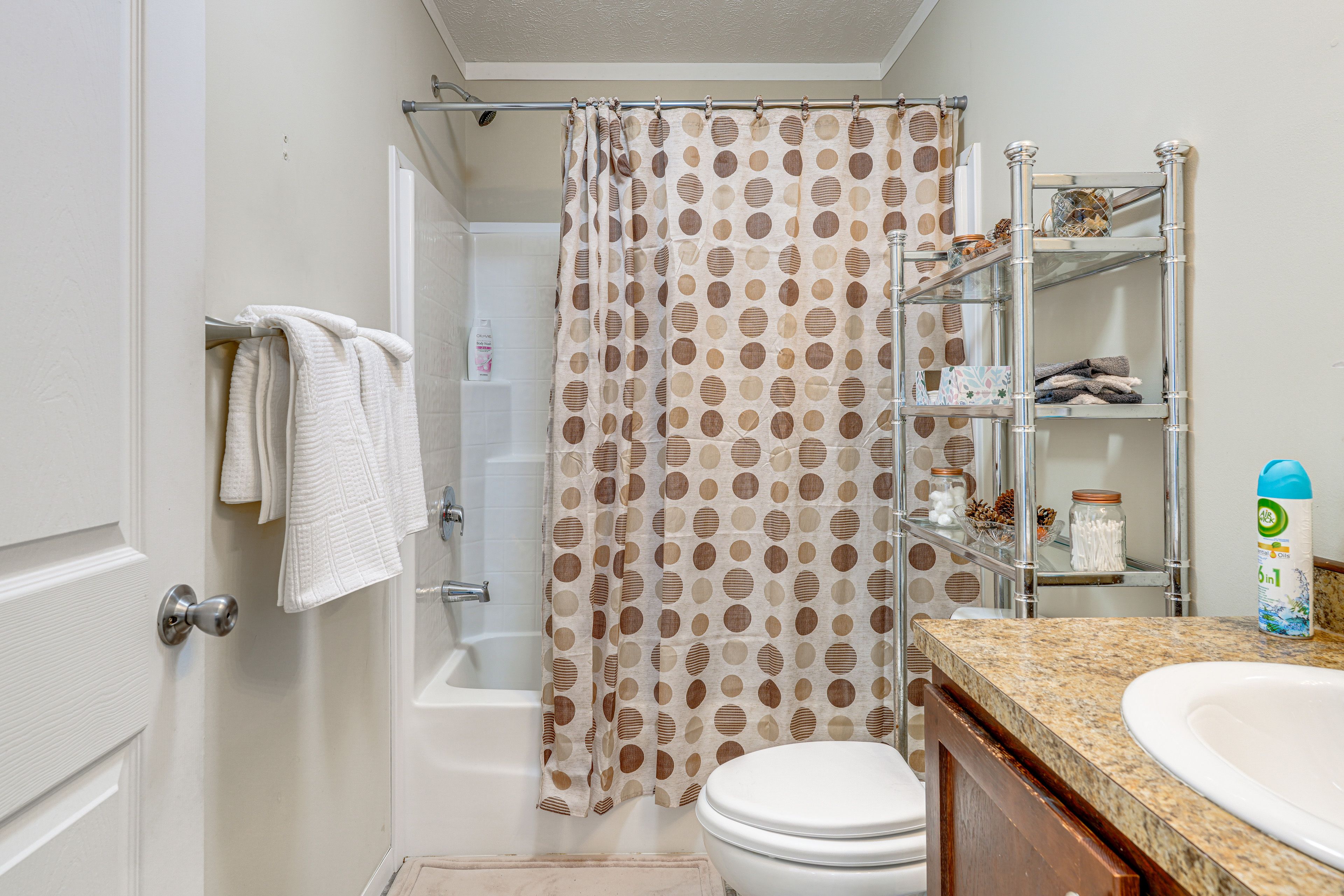 Full Bathroom | Towels Provided