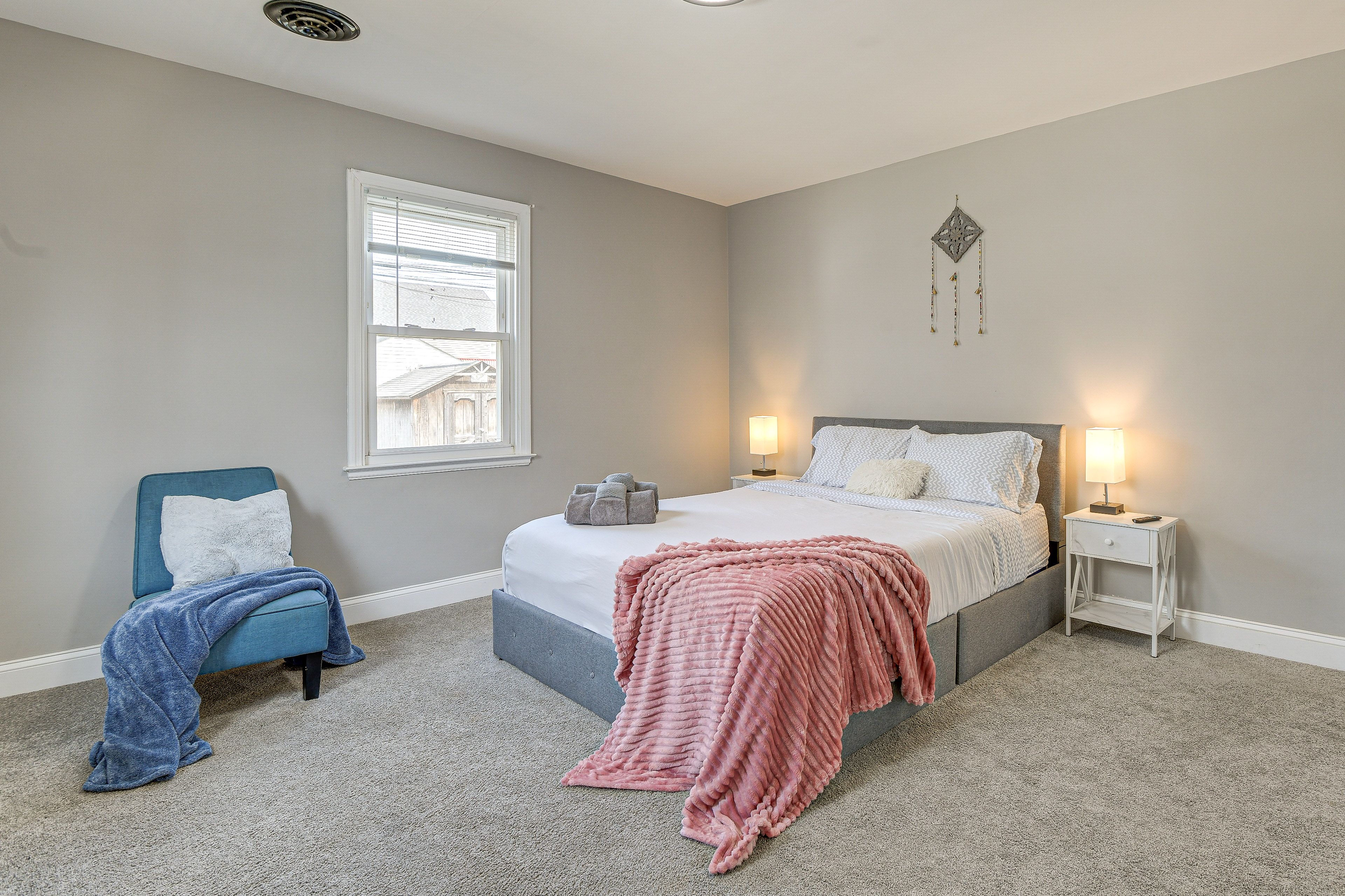Bedroom 1 | Queen Bed | Smart TV | 1st Floor