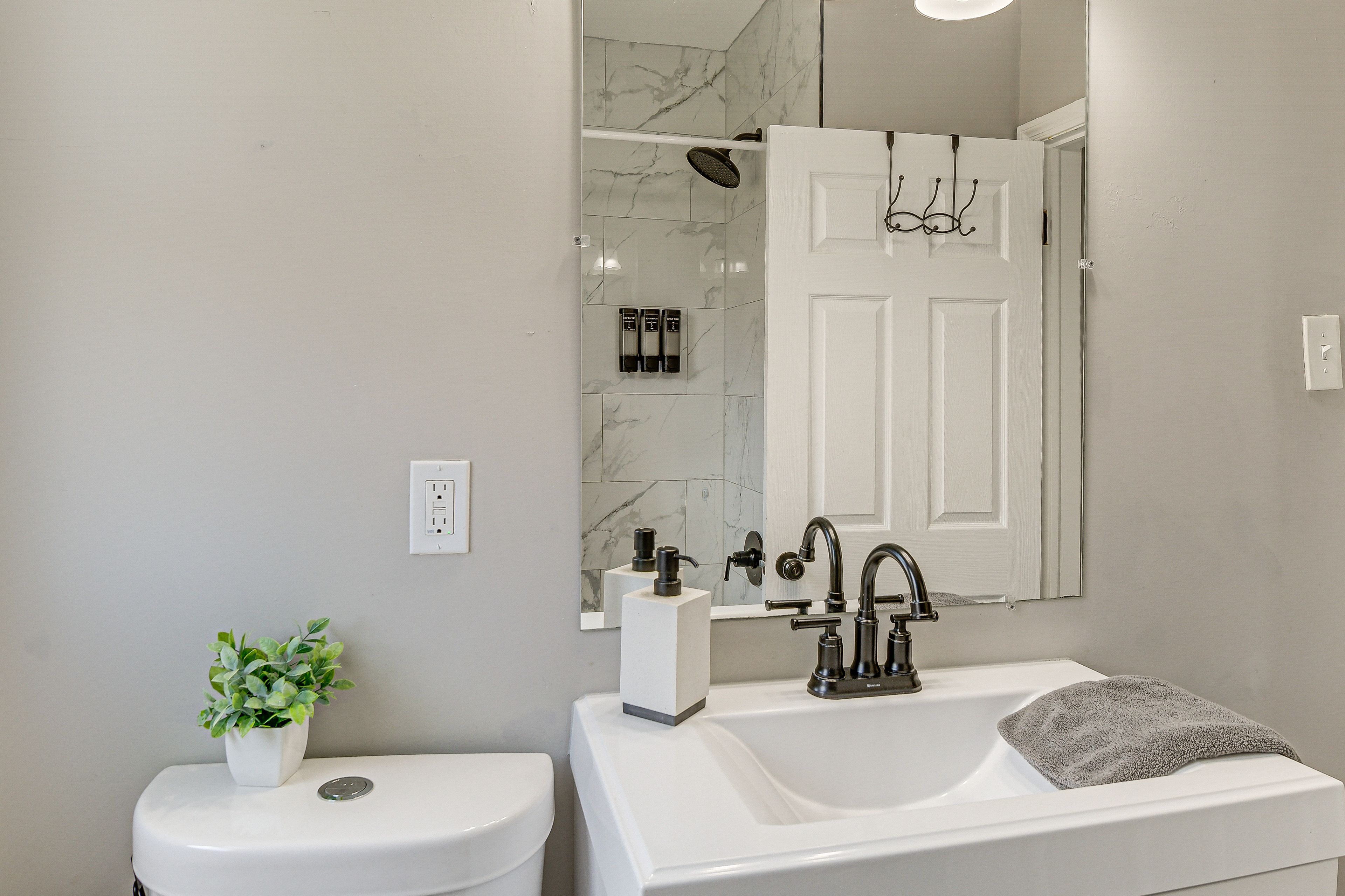 Full Bathroom | Towels Provided | 1st Floor