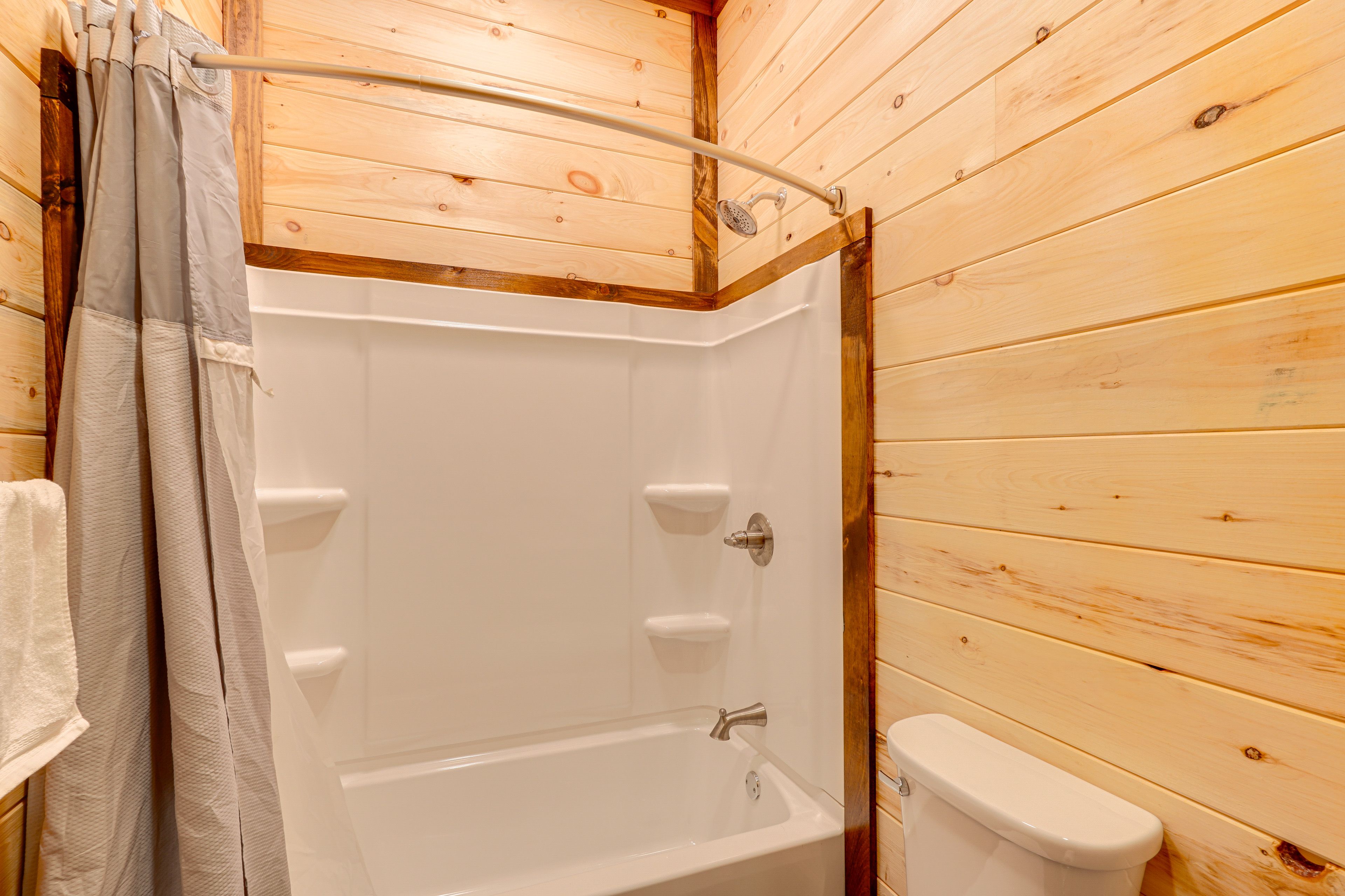 Full Bathroom | Towels Provided