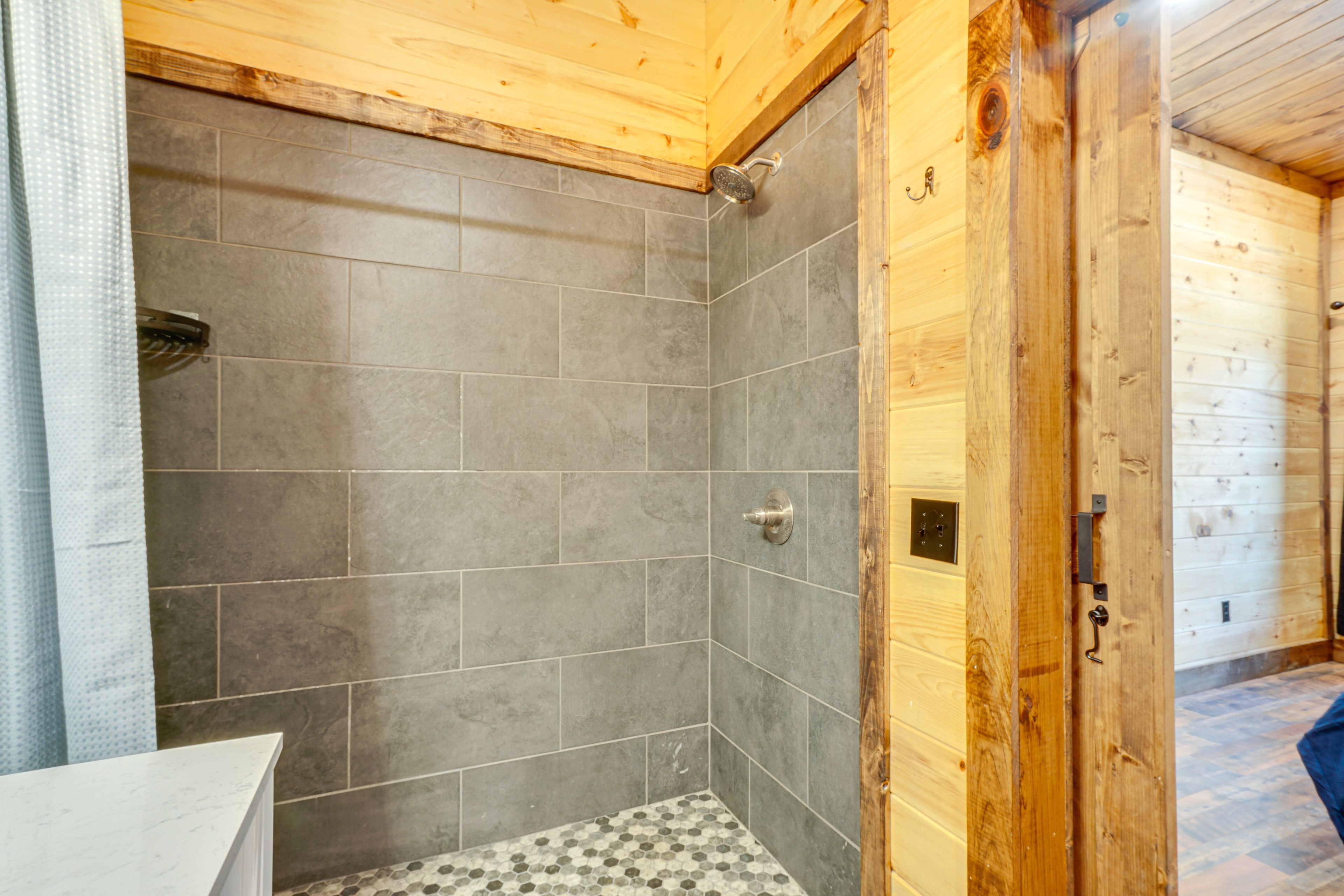 Full Bathroom | Towels Provided
