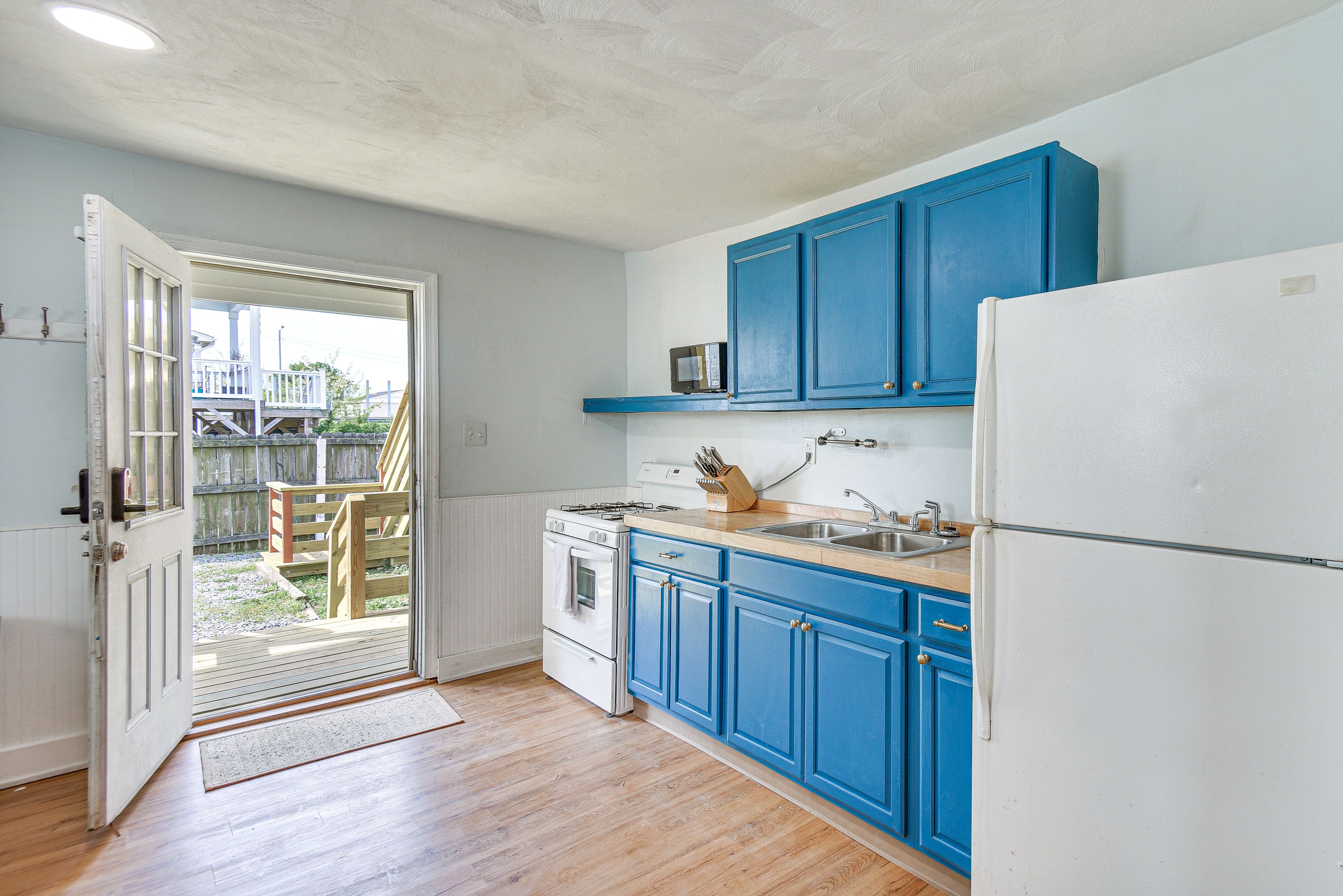 Kitchen | Stove/Oven | Dishware & Flatware
