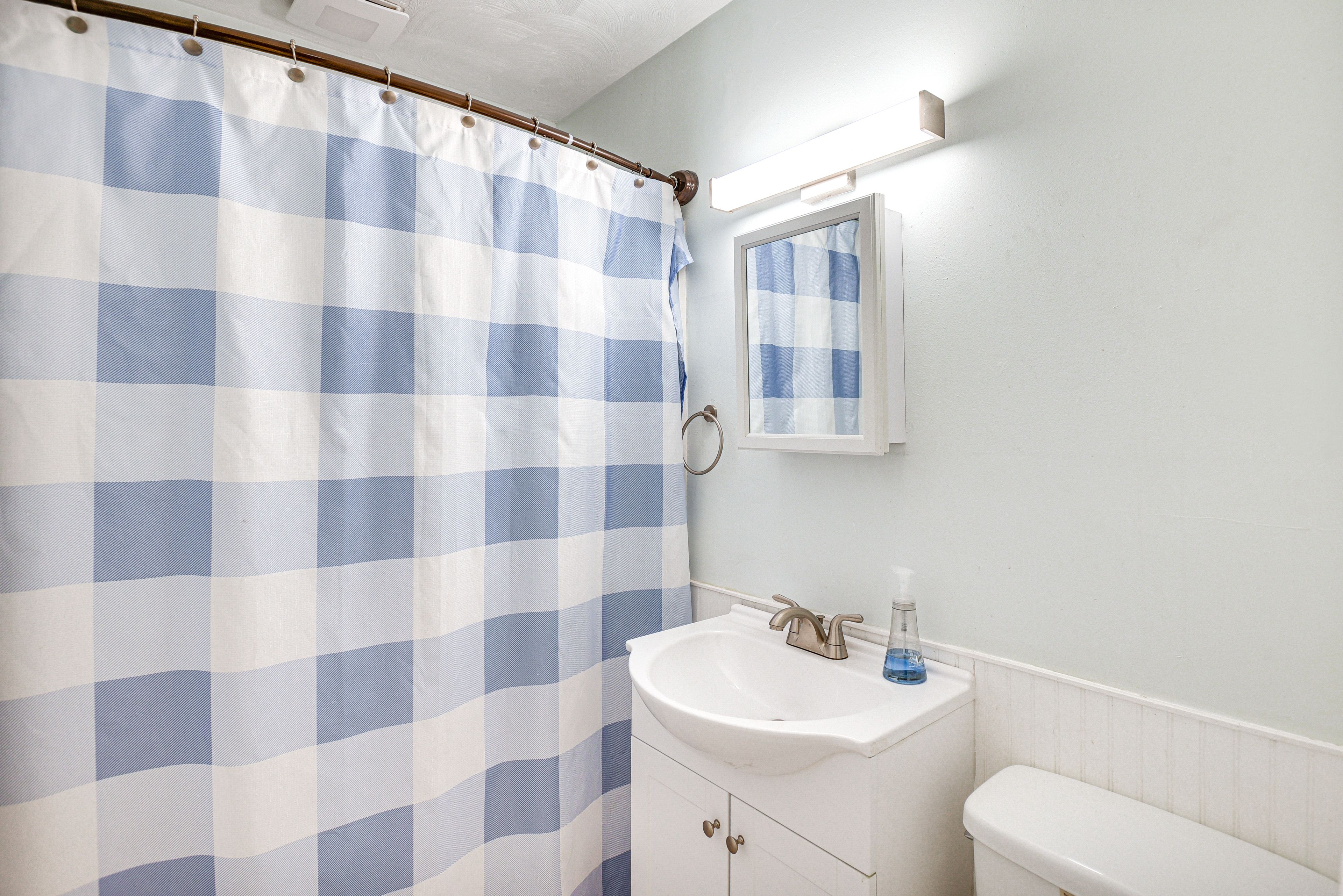 Full Bathroom | Towels Provided