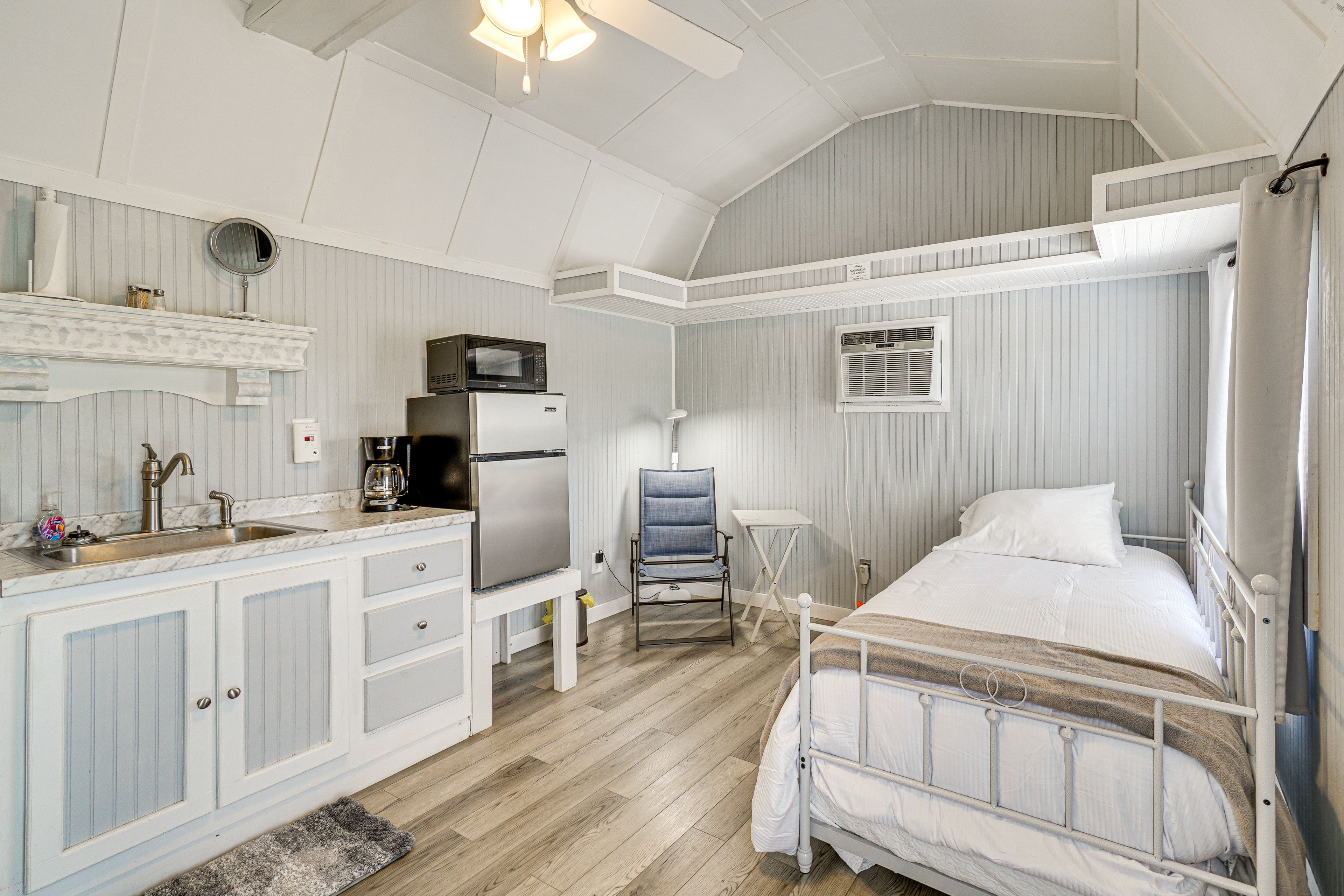 Studio | Twin Bed w/ Twin Trundle