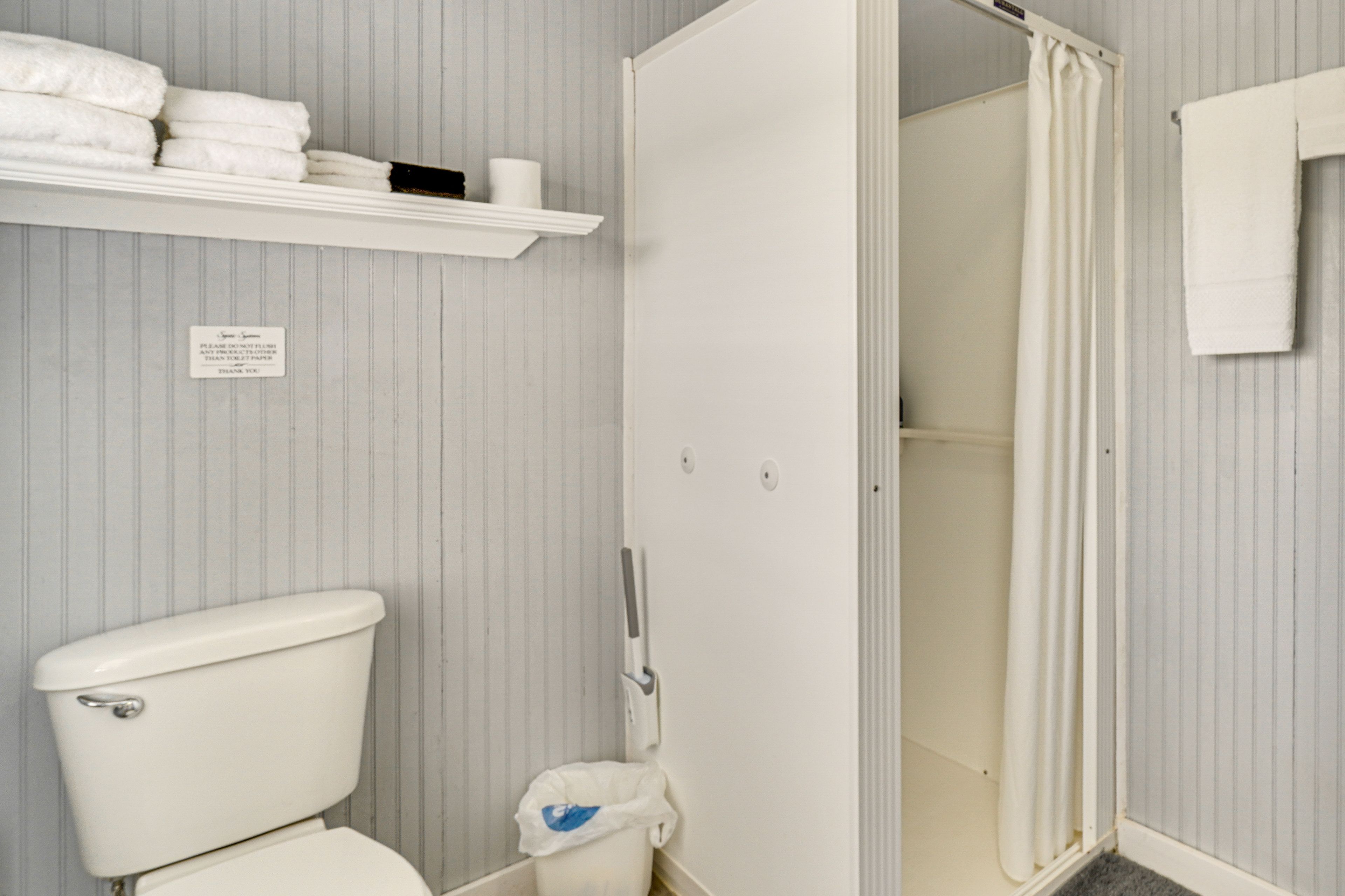 Full Bathroom | Towels Provided | Complimentary Toiletries