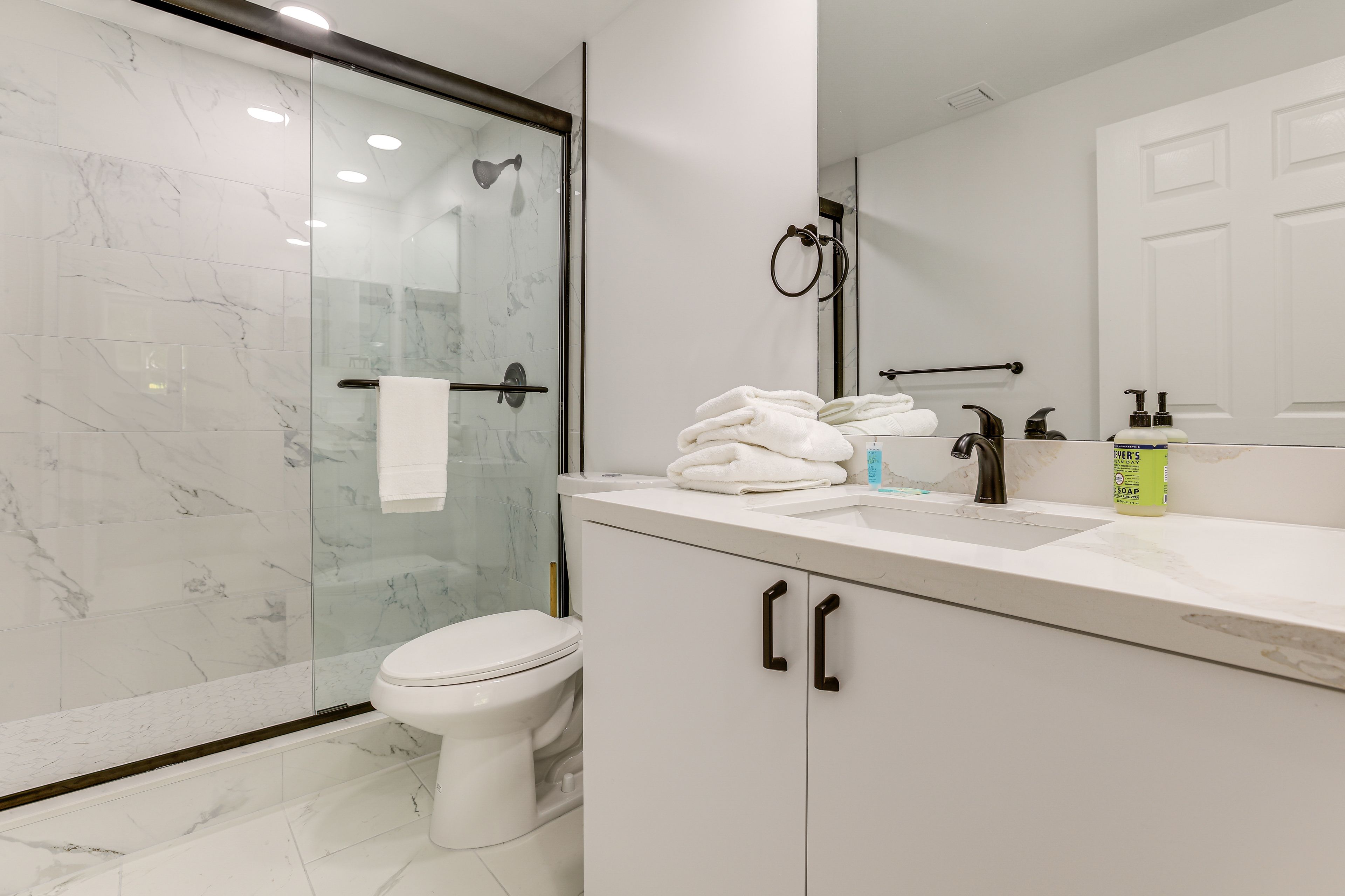 Full Bathroom | Towels Provided