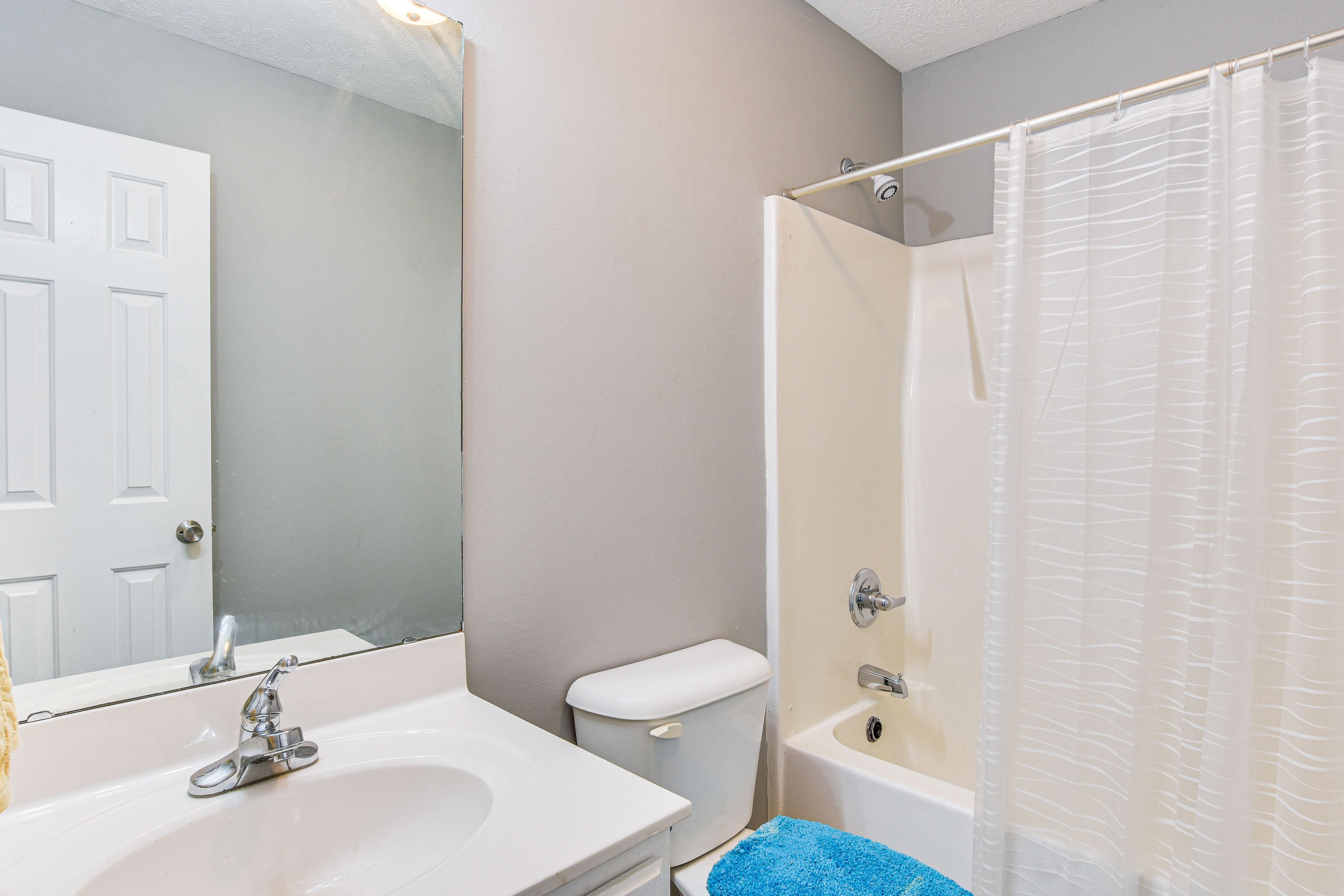Full Bathroom | Towels Provided