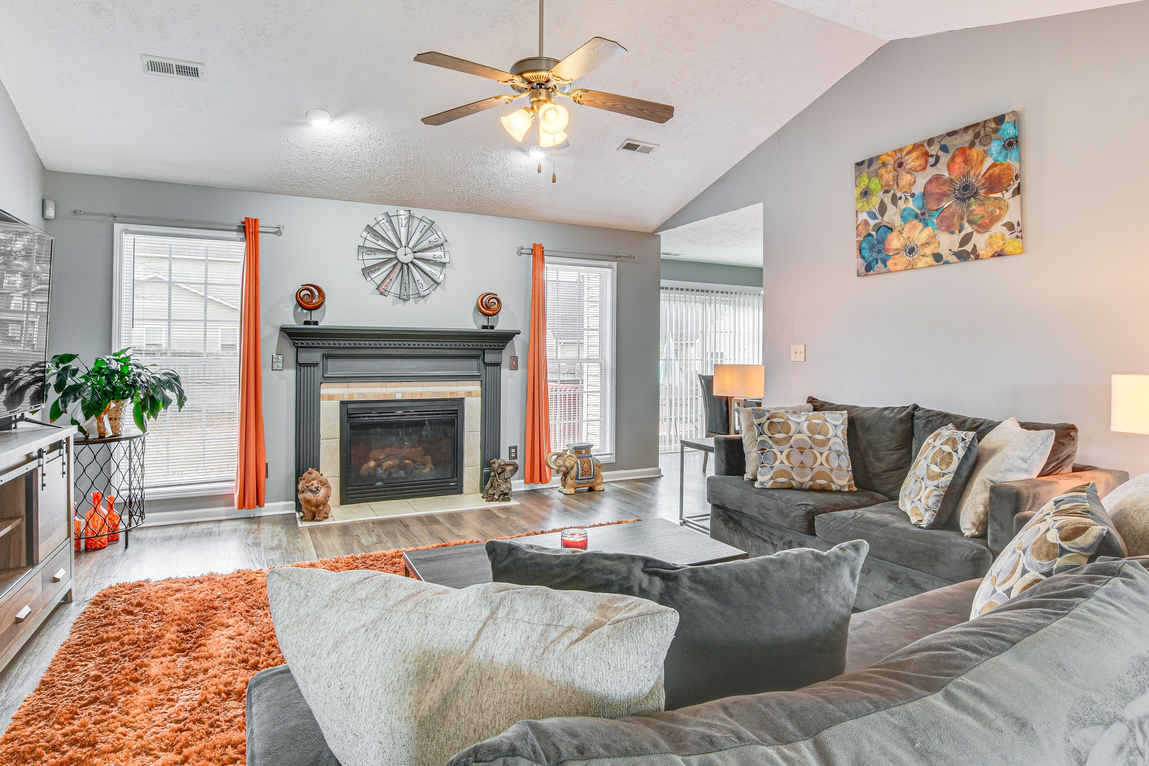 Living Room | Smart TV w/ Netflix | Books