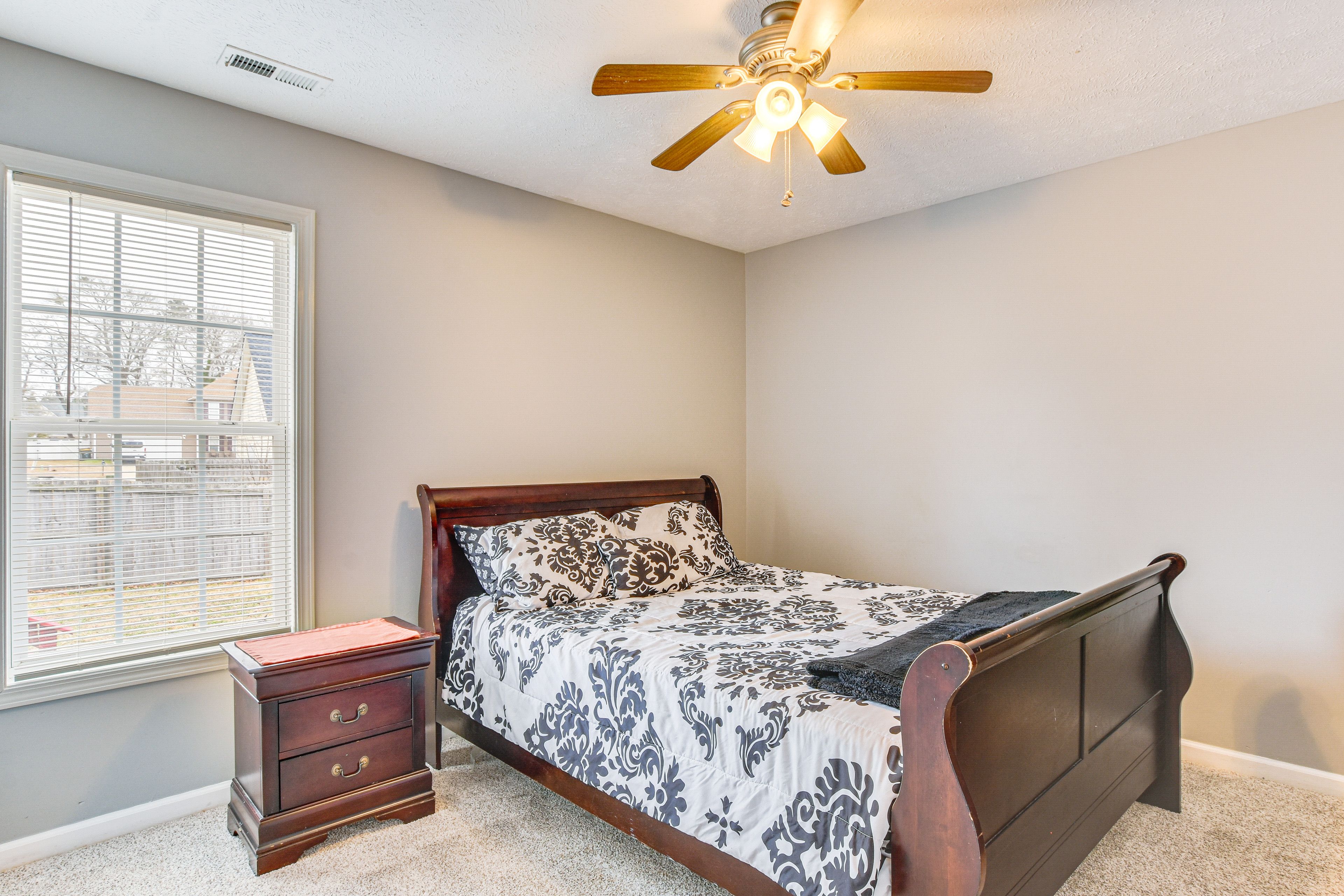 Bedroom 2 | Queen Bed | Smart TV