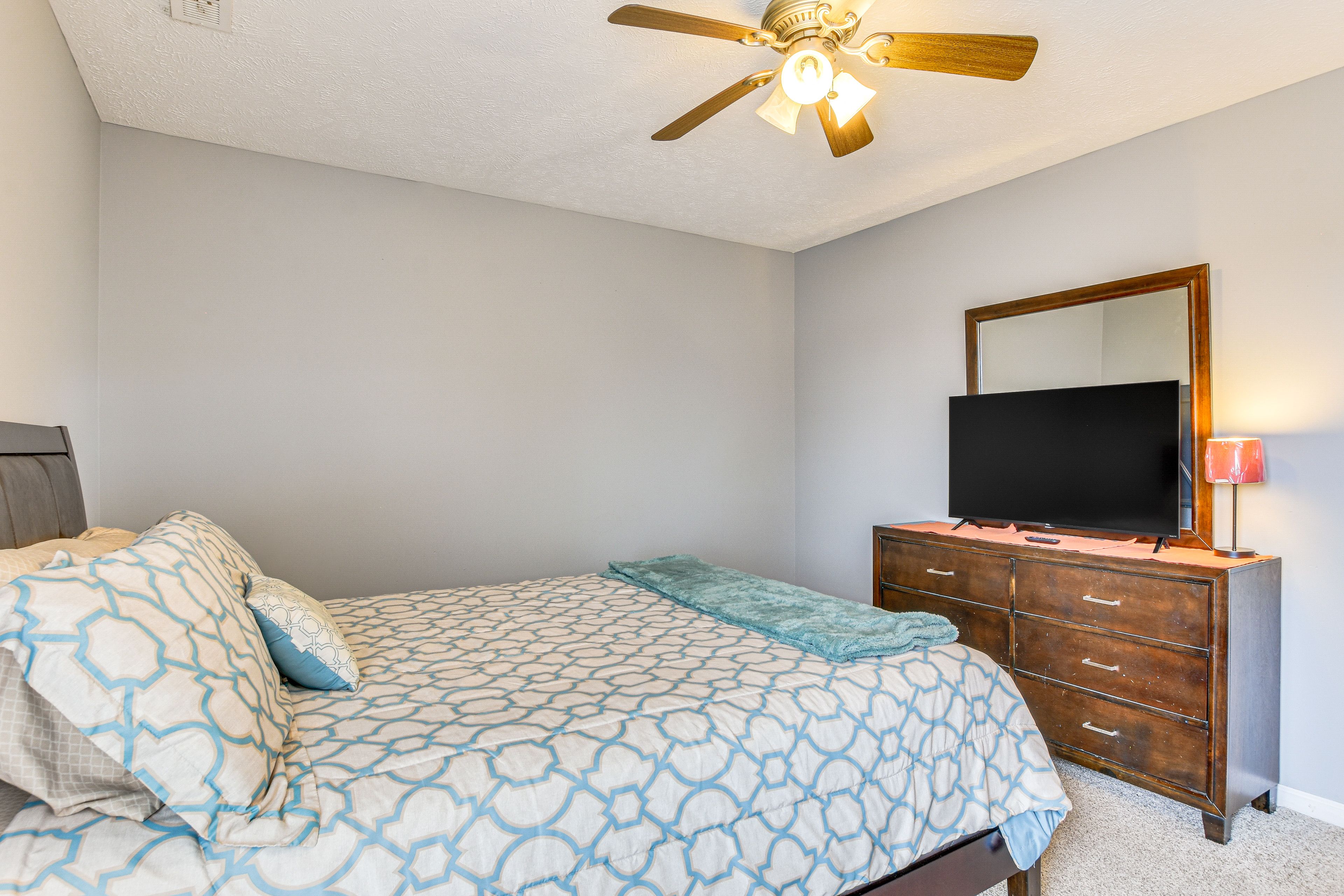 Bedroom 3 | Queen Bed
